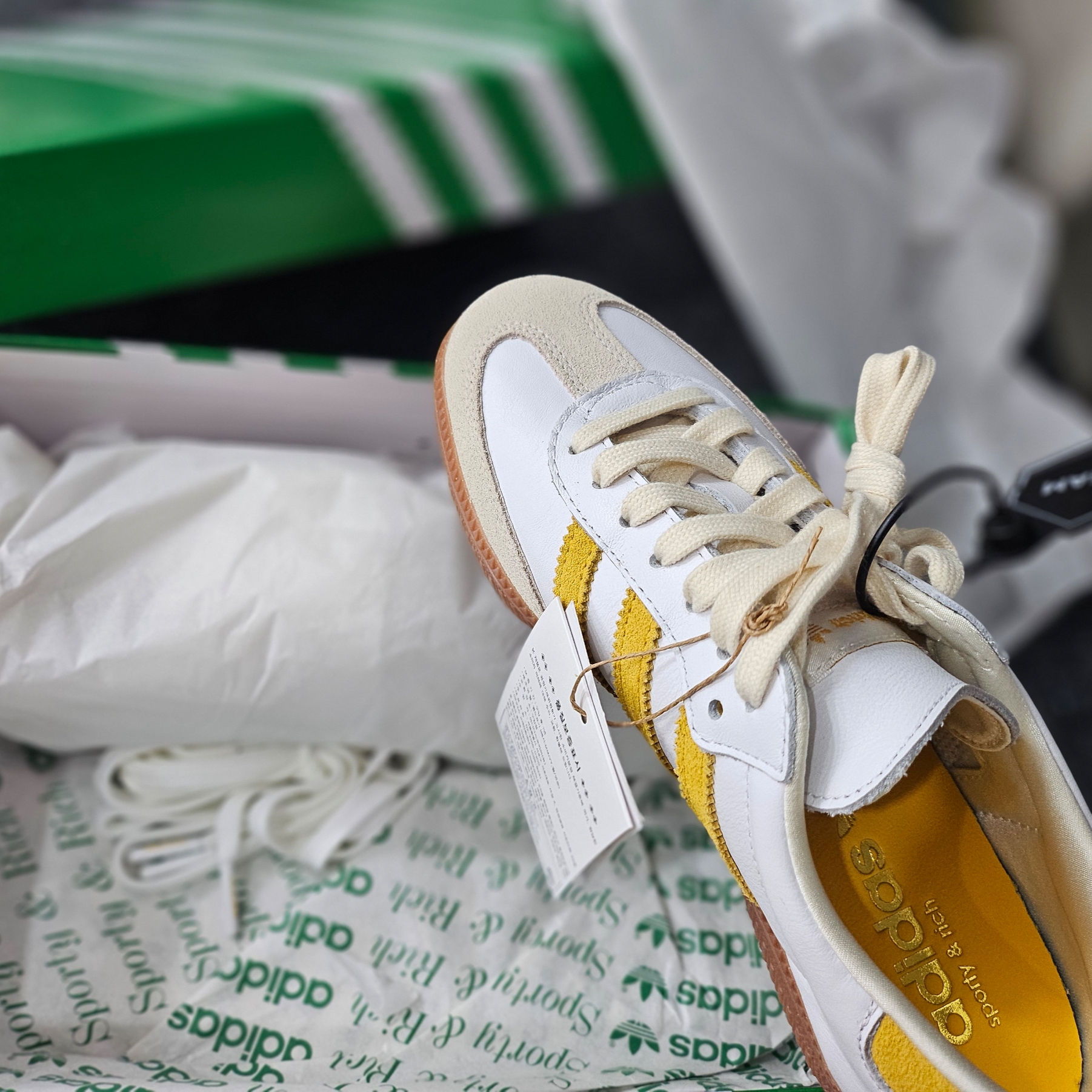 Adidas x Sporty & Rich Samba OG Cloud White Bold Gold 착용 스타일 - 2