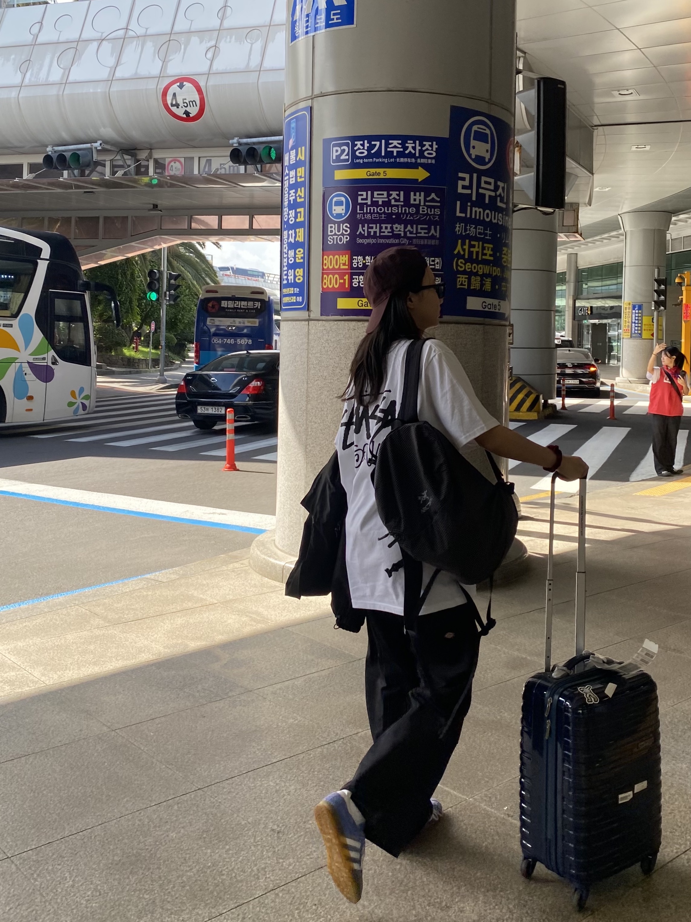 (W) Adidas Gazelle Indoor Blue Fusion Cloud White, Stussy Stock Seoul T-Shirt White 2023 착용 스타일