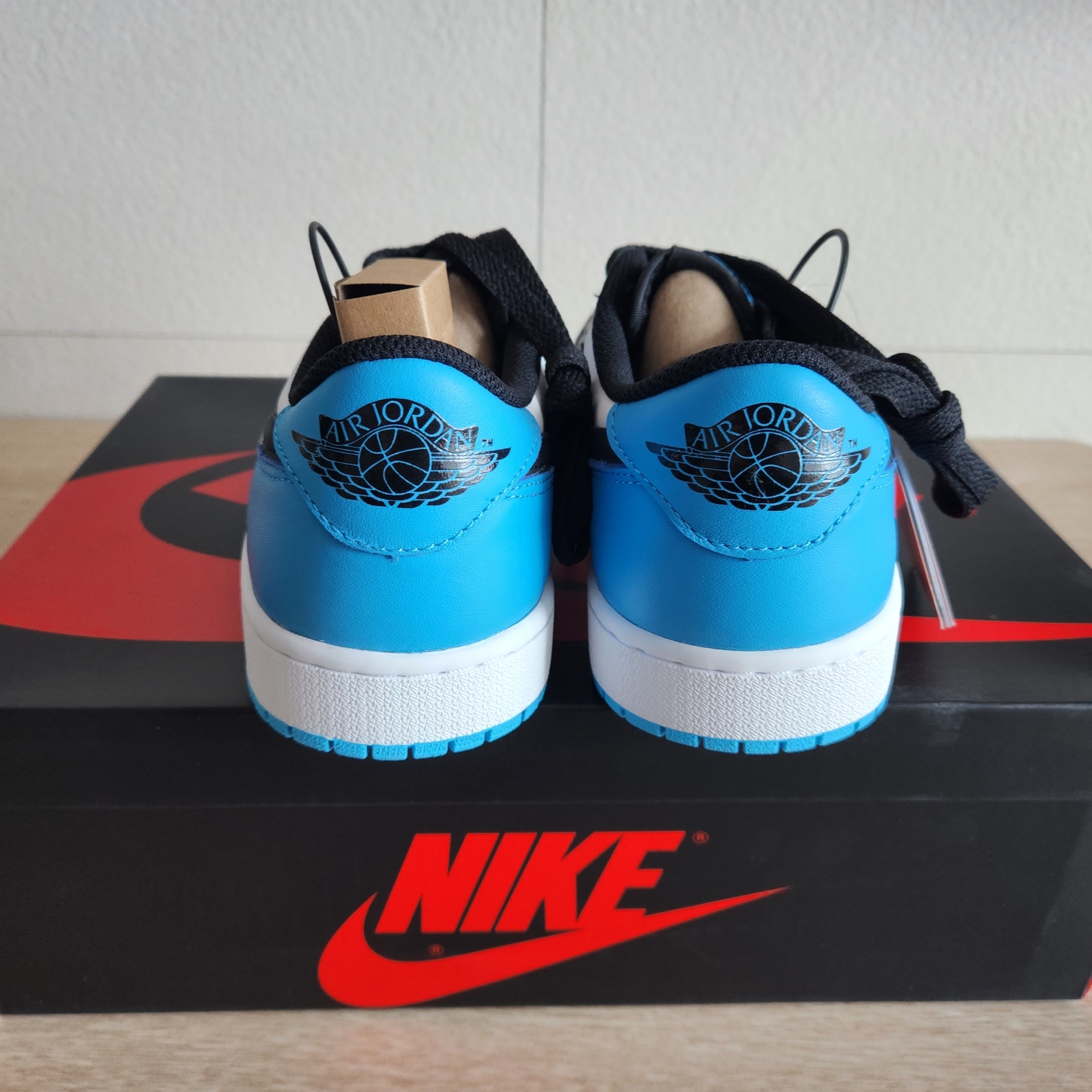 Jordan 1 Retro Low OG Black and Dark Powder Blue 착용 스타일