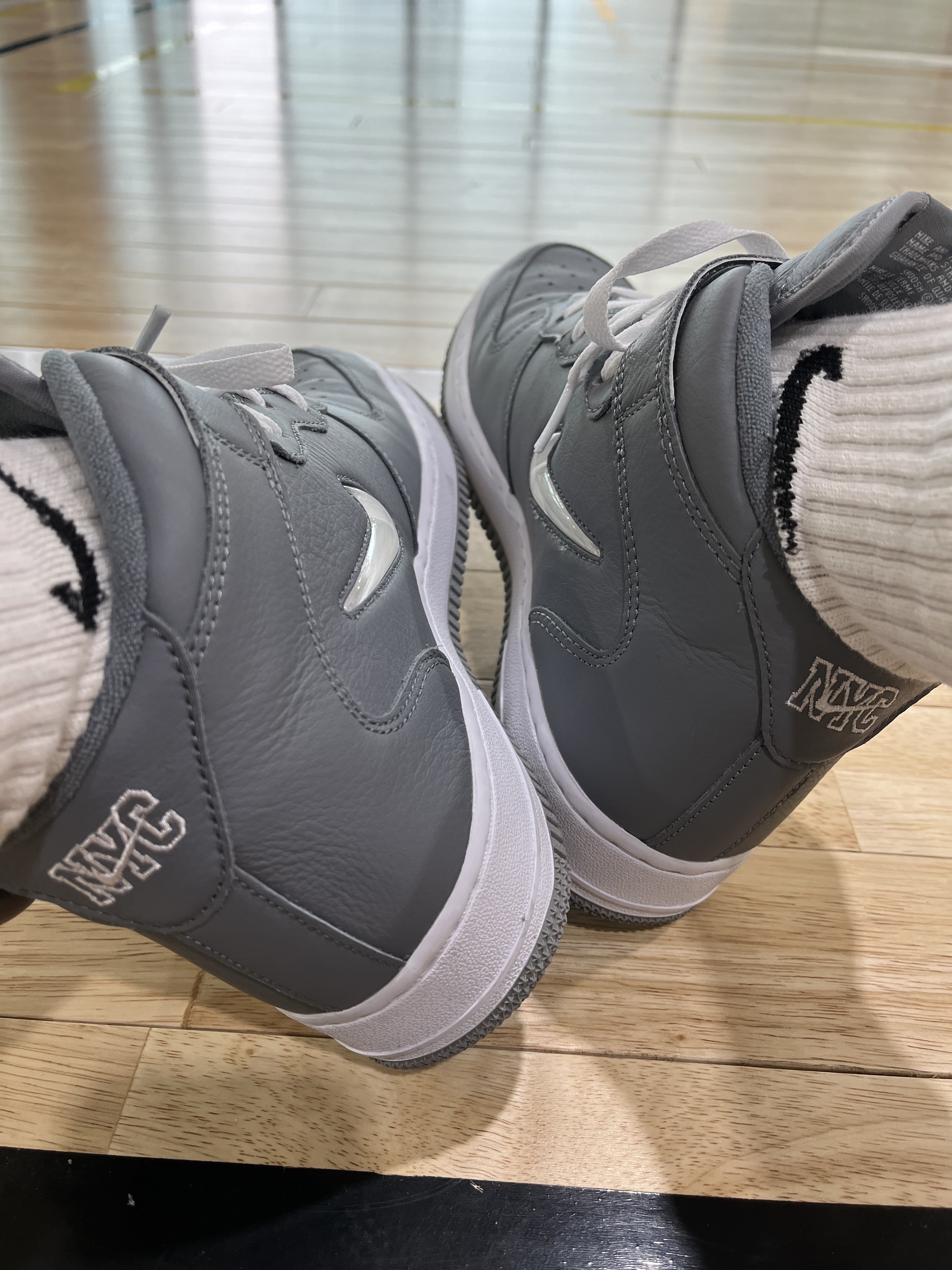 Nike Air Force 1 Mid QS NYC Cool Grey 착용 스타일 - 5