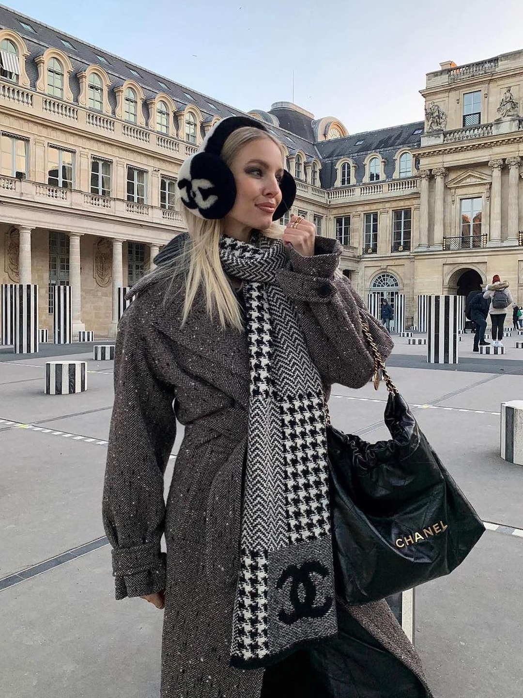 Chanel Earmuffs Shearling Lambskin Black White 착용 스타일 - 2