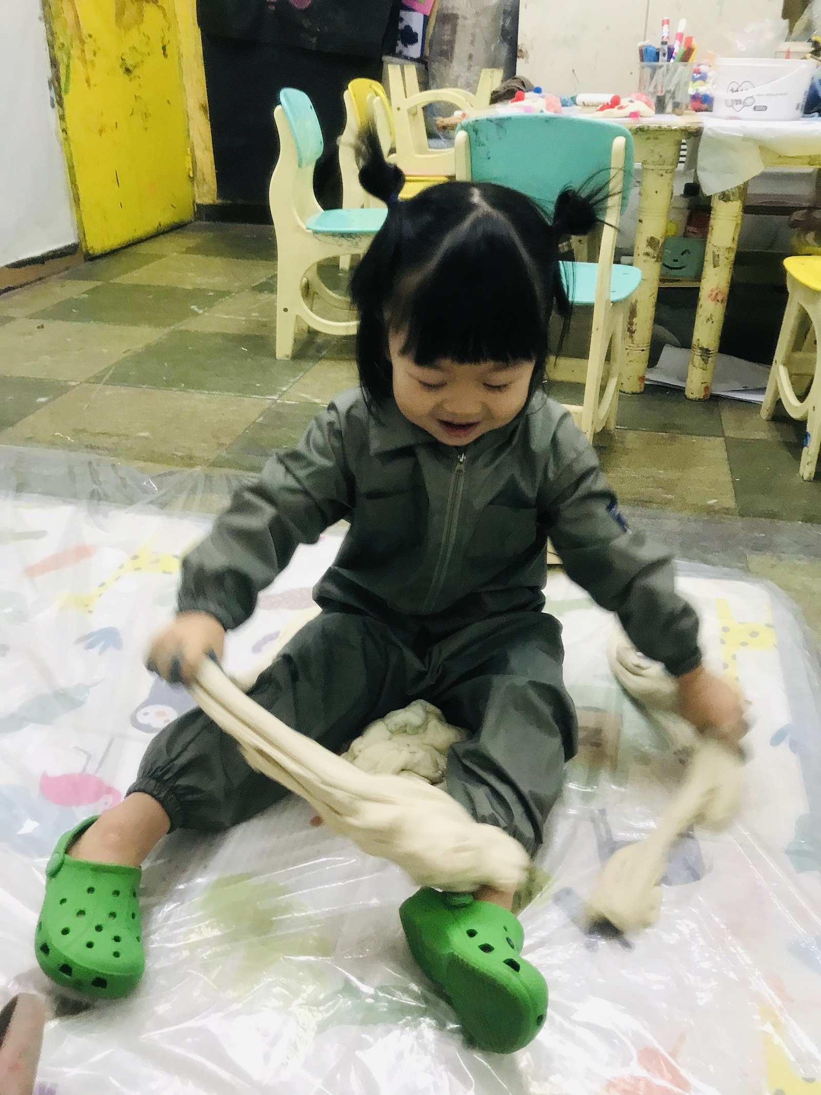 (Kids) Crocs Classic Clog Jade Stone 착용 스타일 - 2