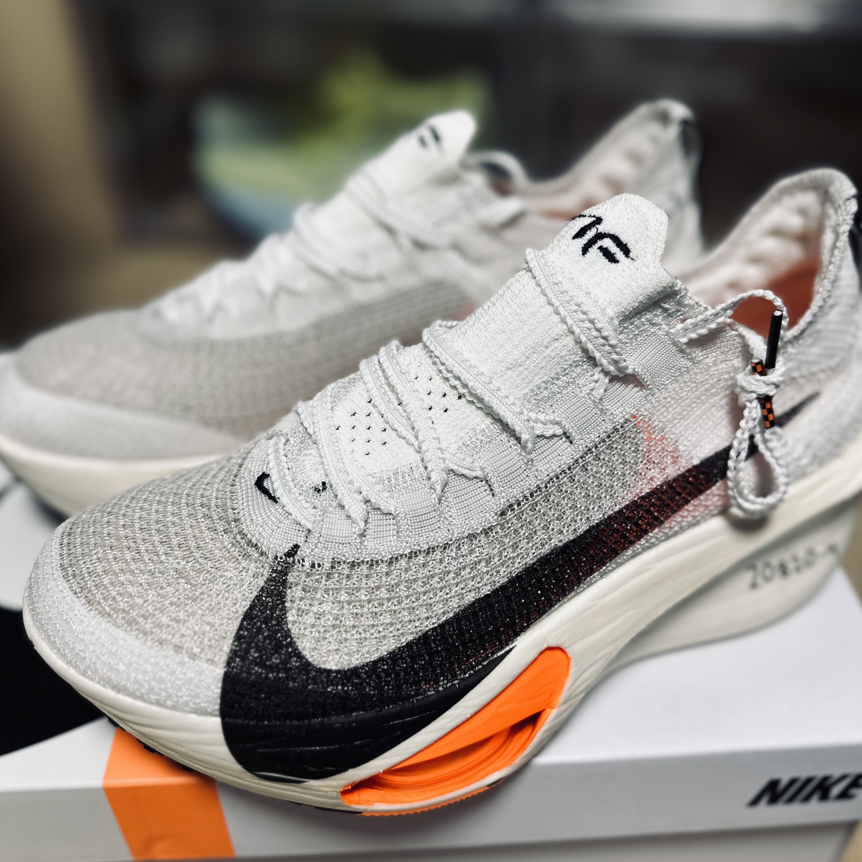 Nike Air Zoom Alphafly Next% 3 Proto White Total Orange, Nike Air Zoom Alphafly Next% 2 Proto White 착용 스타일 - 1