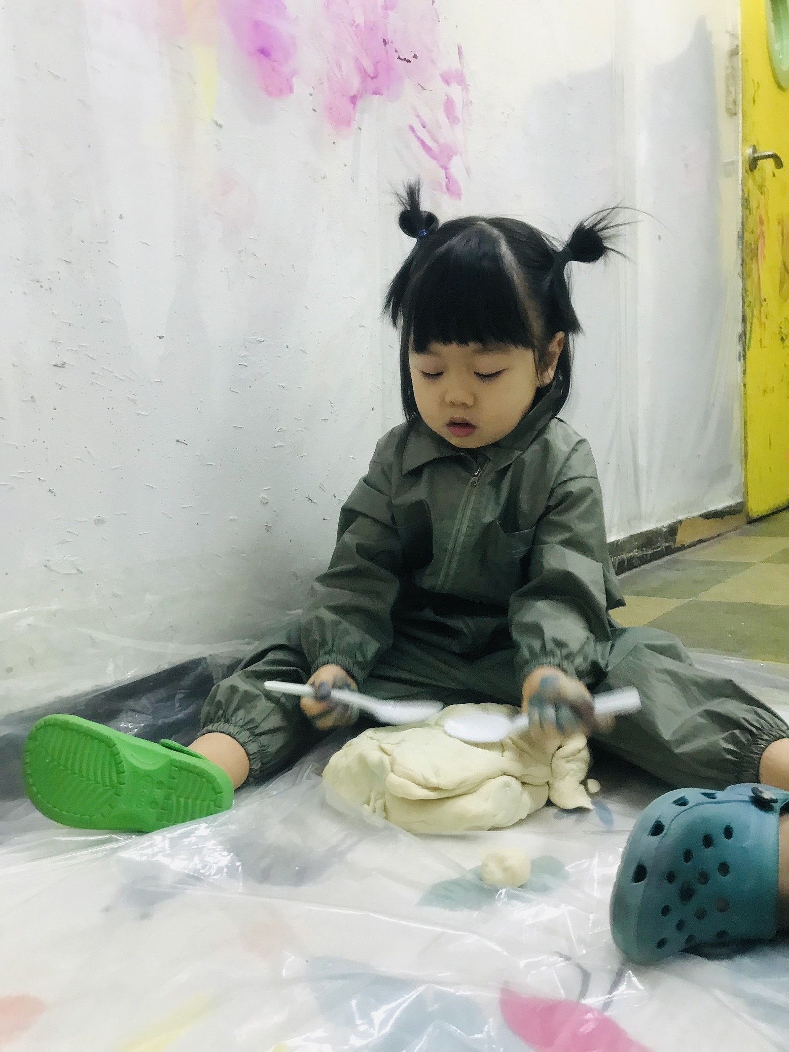 (Kids) Crocs Classic Clog Jade Stone 착용 스타일 - 3