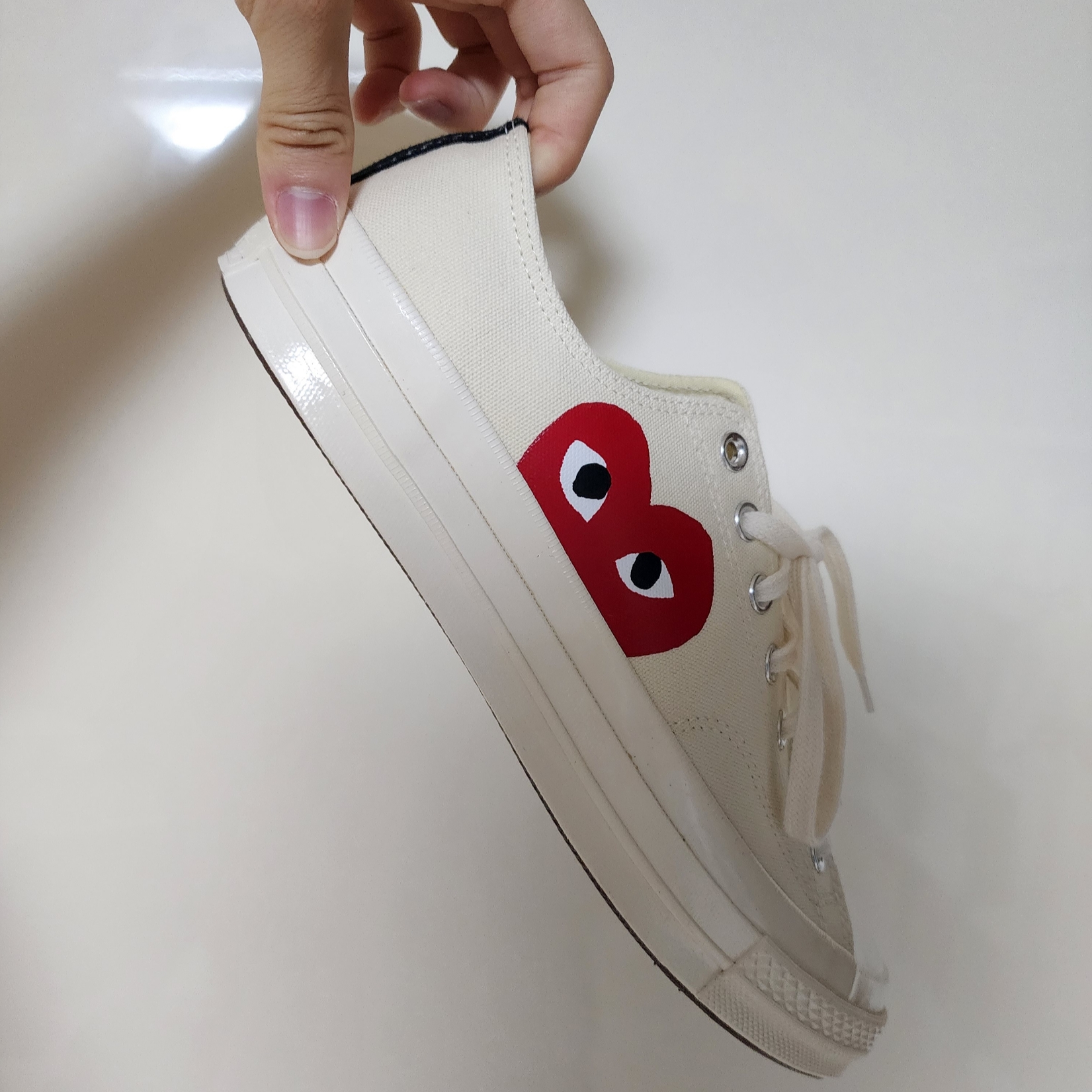 Converse x Play Comme des Garcons Chuck 70 Ox White 착용 스타일 - 2