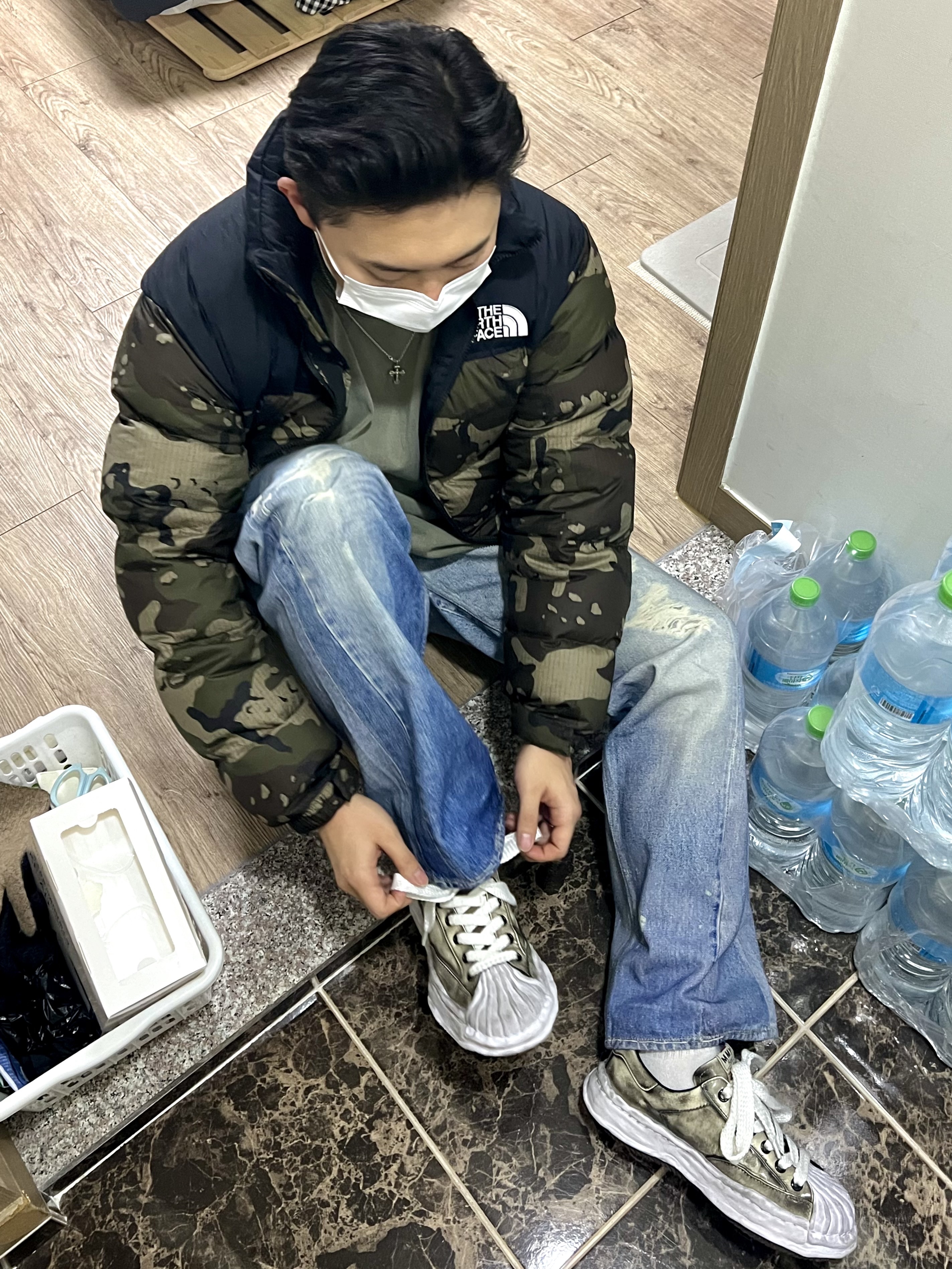 Our Legacy Third Cut Digital Denim Print, Maison Mihara Yasuhiro Blakey OG Sole Brushed Patent Low-top Sneakers White 착용 스타일