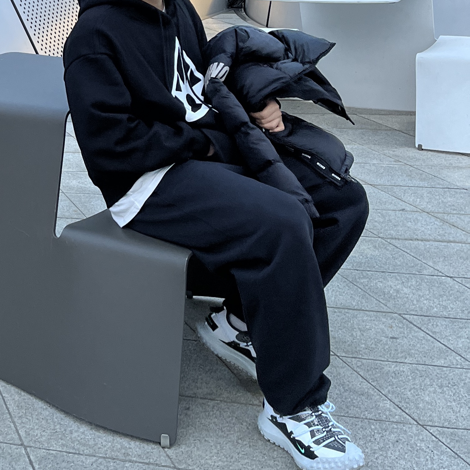 나이키 x 스투시 NRG 워시드 플리스 팬츠 블랙 (DO5296-010), 나이키 ACG 마운틴 플라이 로우 SE 화이트 앤 블랙 착용 스타일