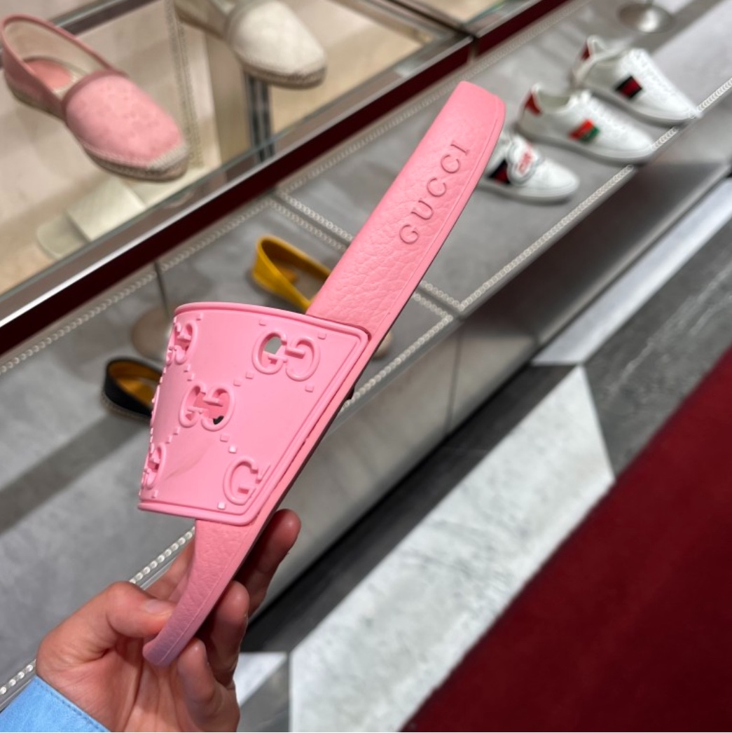 (W) Gucci GG Rubber Slide Sandal Pink 착용 스타일 - 3