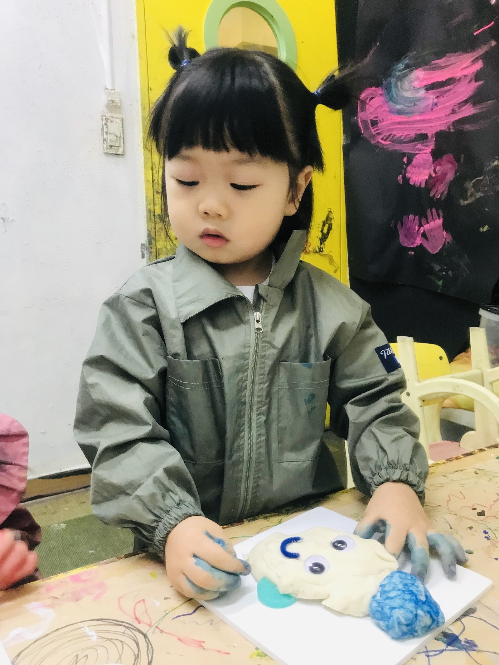 (Kids) Crocs Classic Clog Jade Stone 착용 스타일 - 1