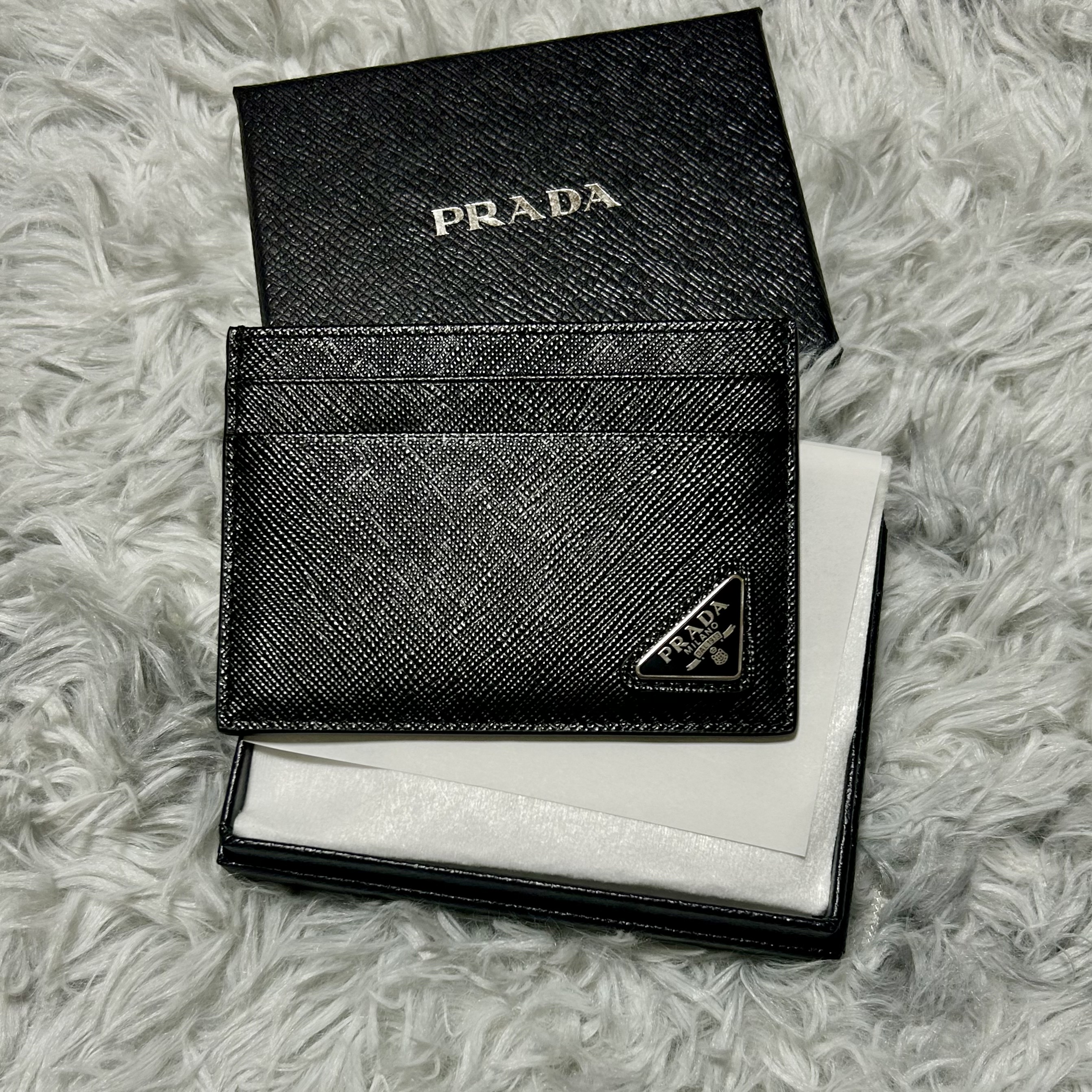 Prada Saffiano Leather Card Holder Black 착용 스타일