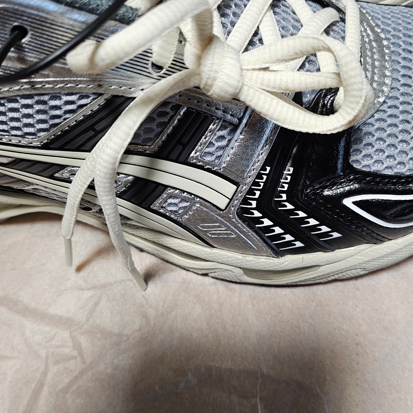 Asics Gel-Kayano 14 Black Glacier Grey 착용 스타일