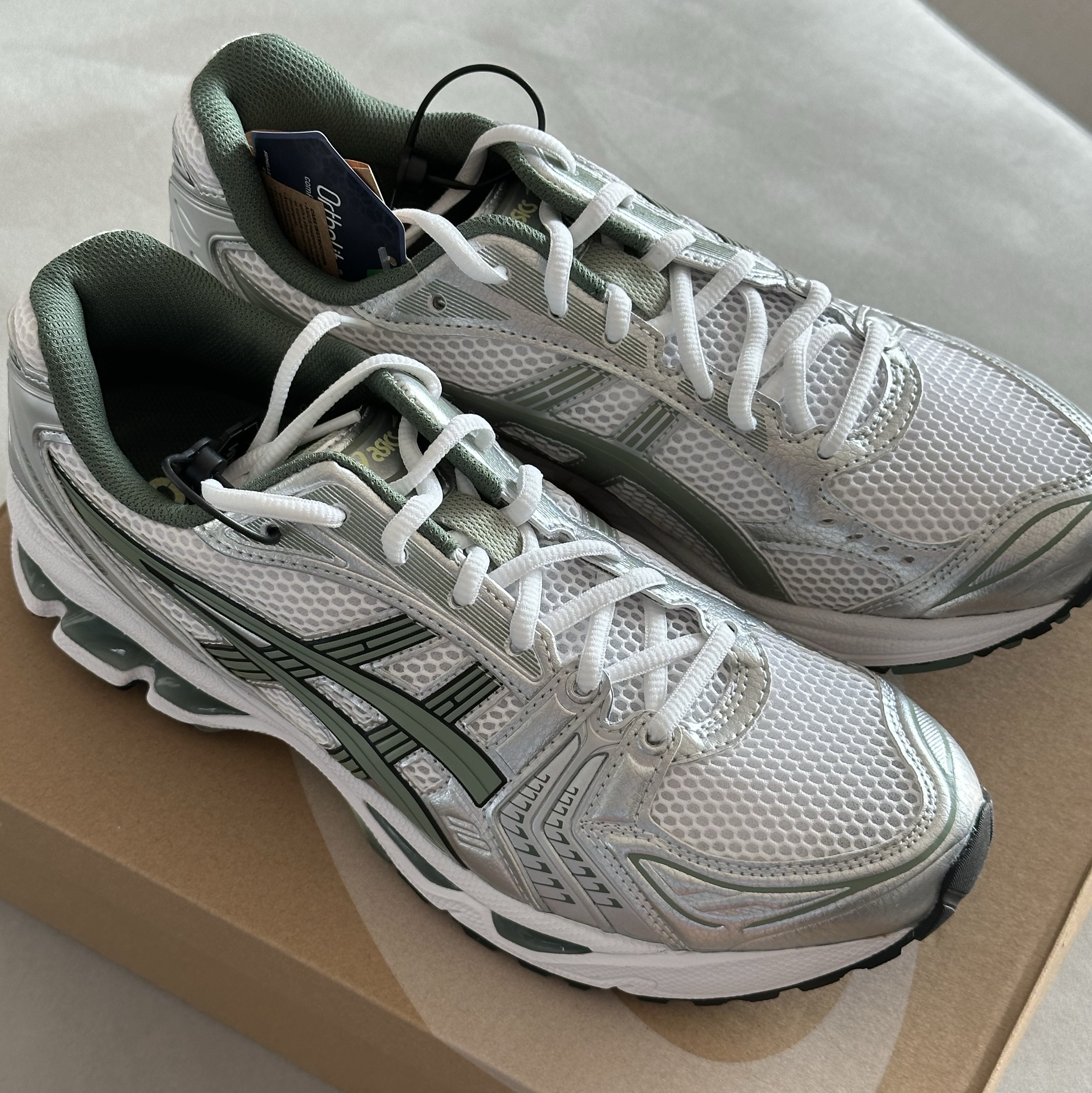 Asics Gel-Kayano 14 White Slate Grey 착용 스타일 - 1