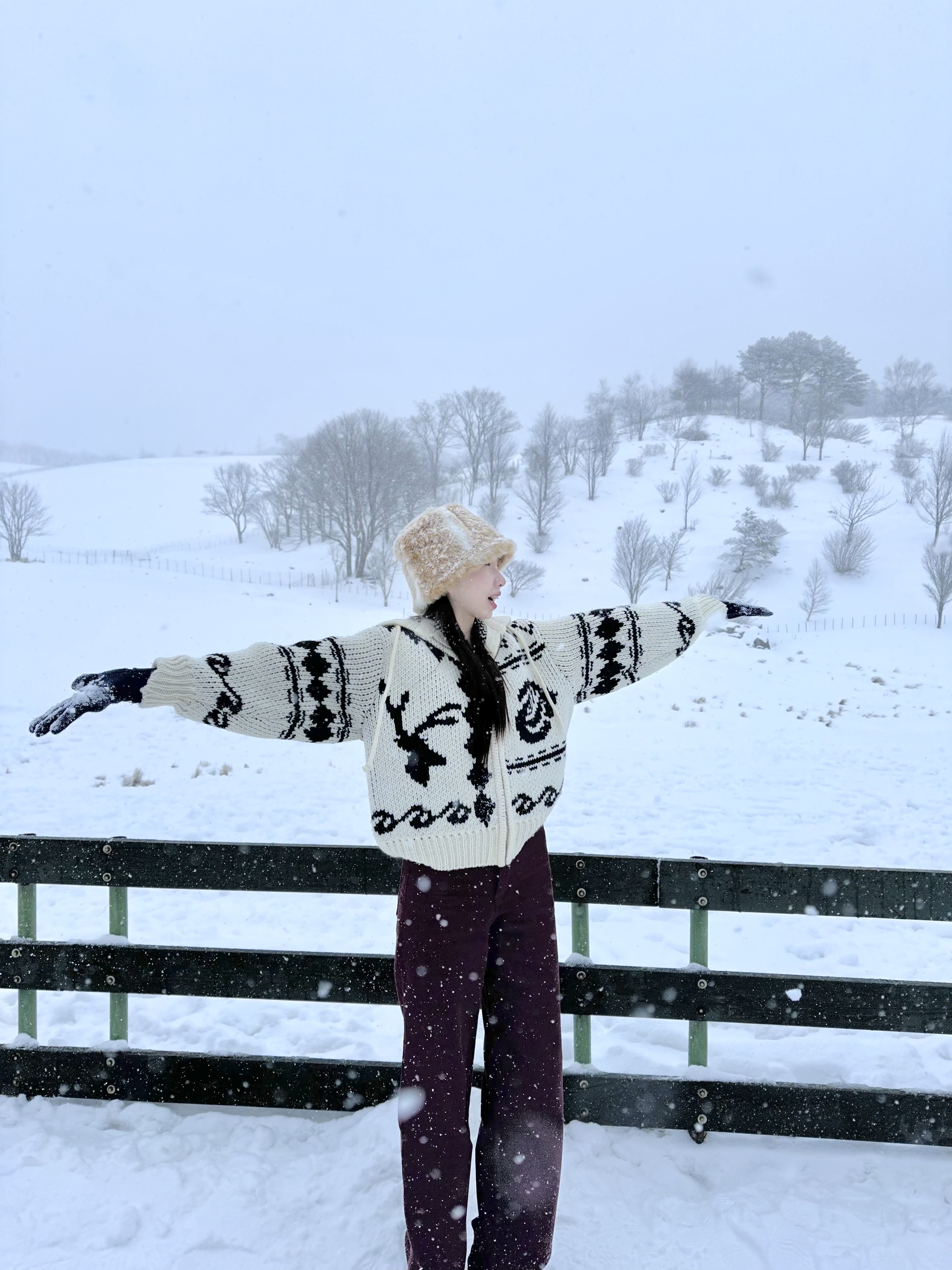 STU Women Corduroy Flared Pants Burgundy, (W) UGG Classic Ultra Mini Platform Boots Black 착용 스타일 - 2