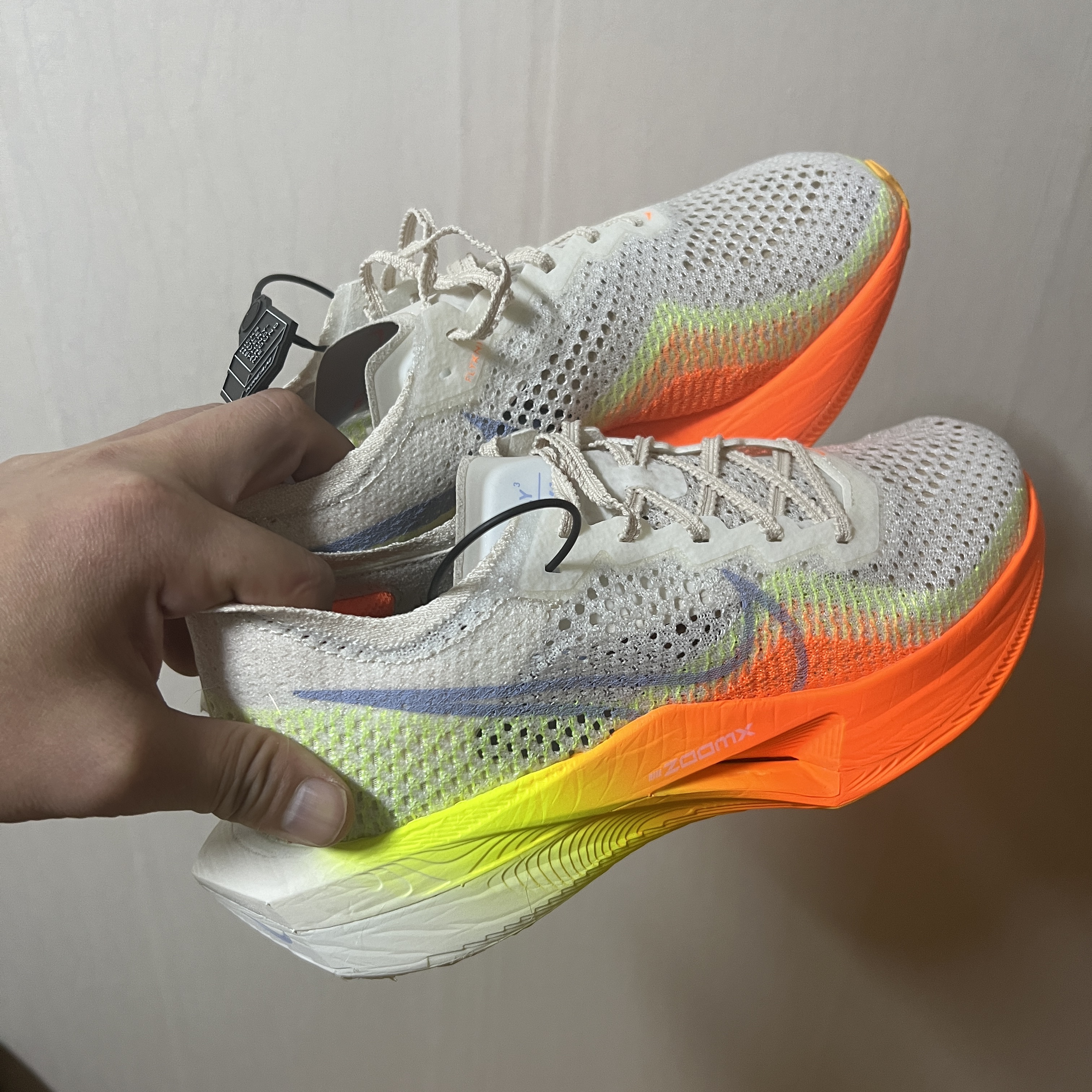 Nike ZoomX Vaporfly Next% 3 Sail Cobalt Bliss Total Orange 착용 스타일