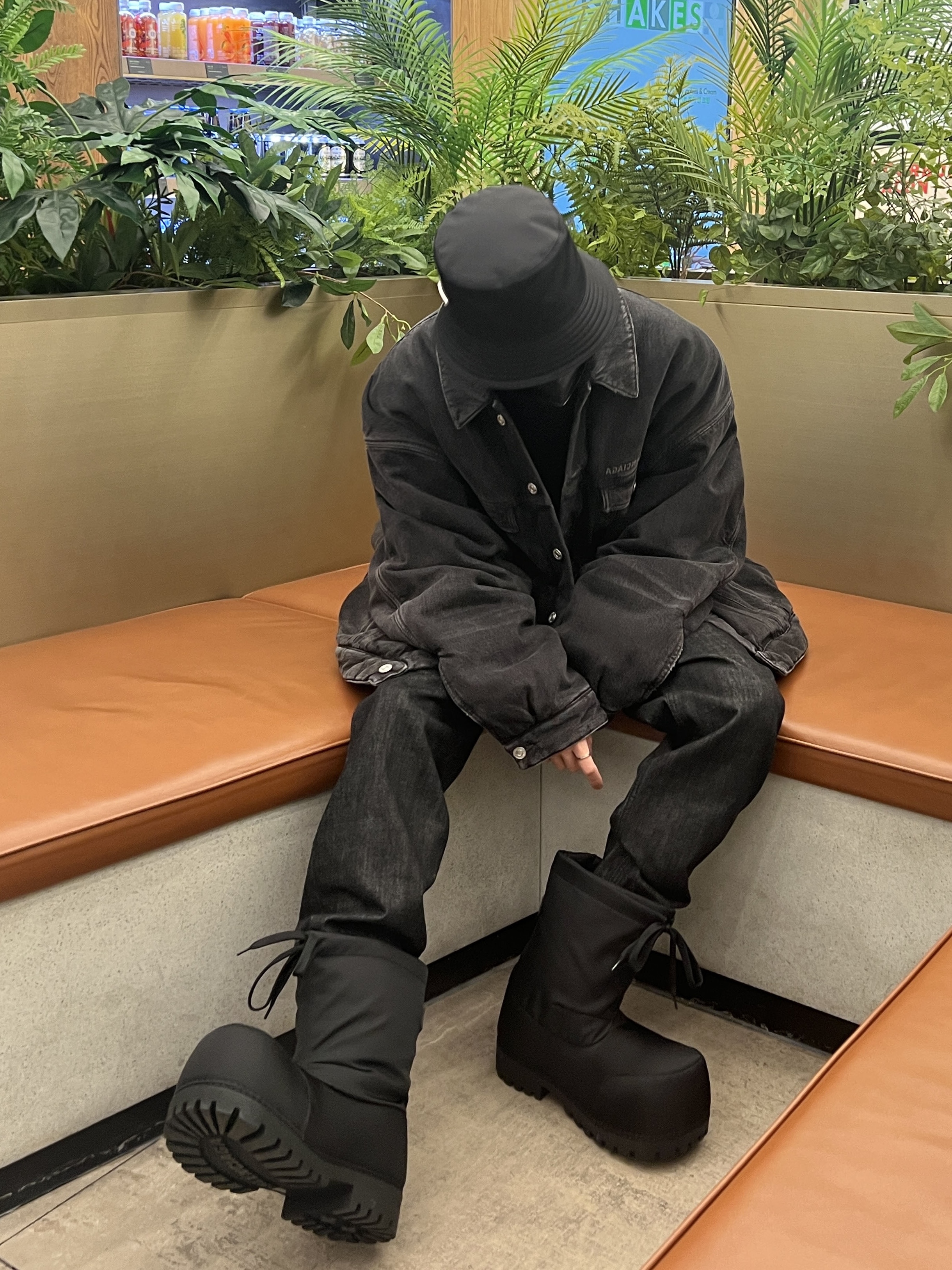 Balenciaga Skiwear Alaska Nylon Low Boot Black, Balenciaga Mirror Padded Denim Jacket Dark Grey 착용 스타일 - 2