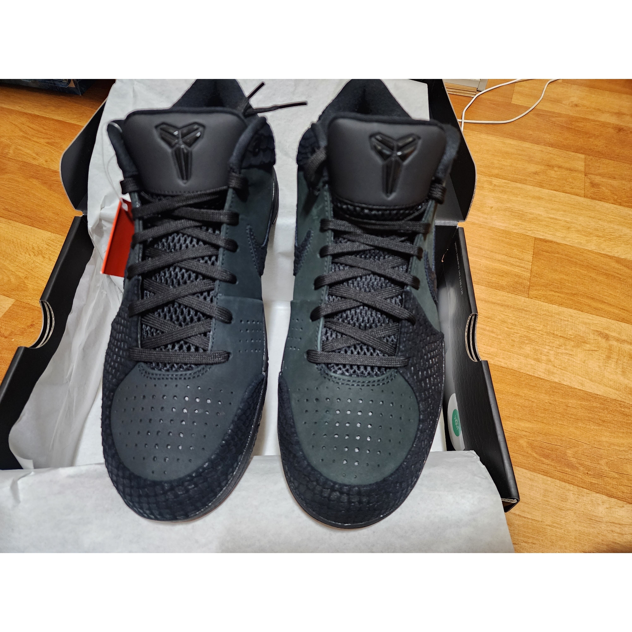 Nike Kobe 4 Protro Black University Gold 착용 스타일 - 2