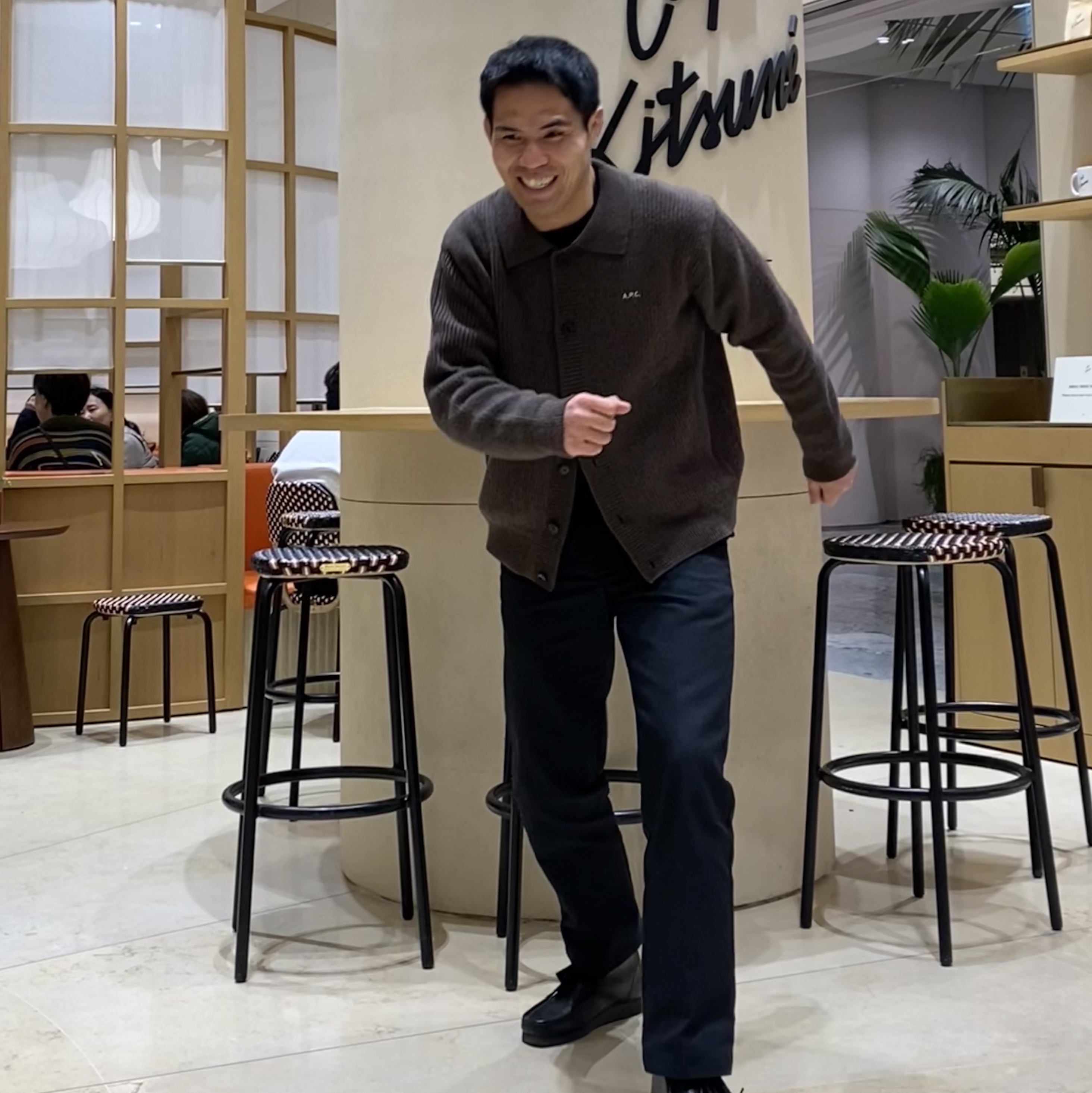 A.P.C. Theo Cardigan Black, Clarks Wallabee Black Suede 착용 스타일