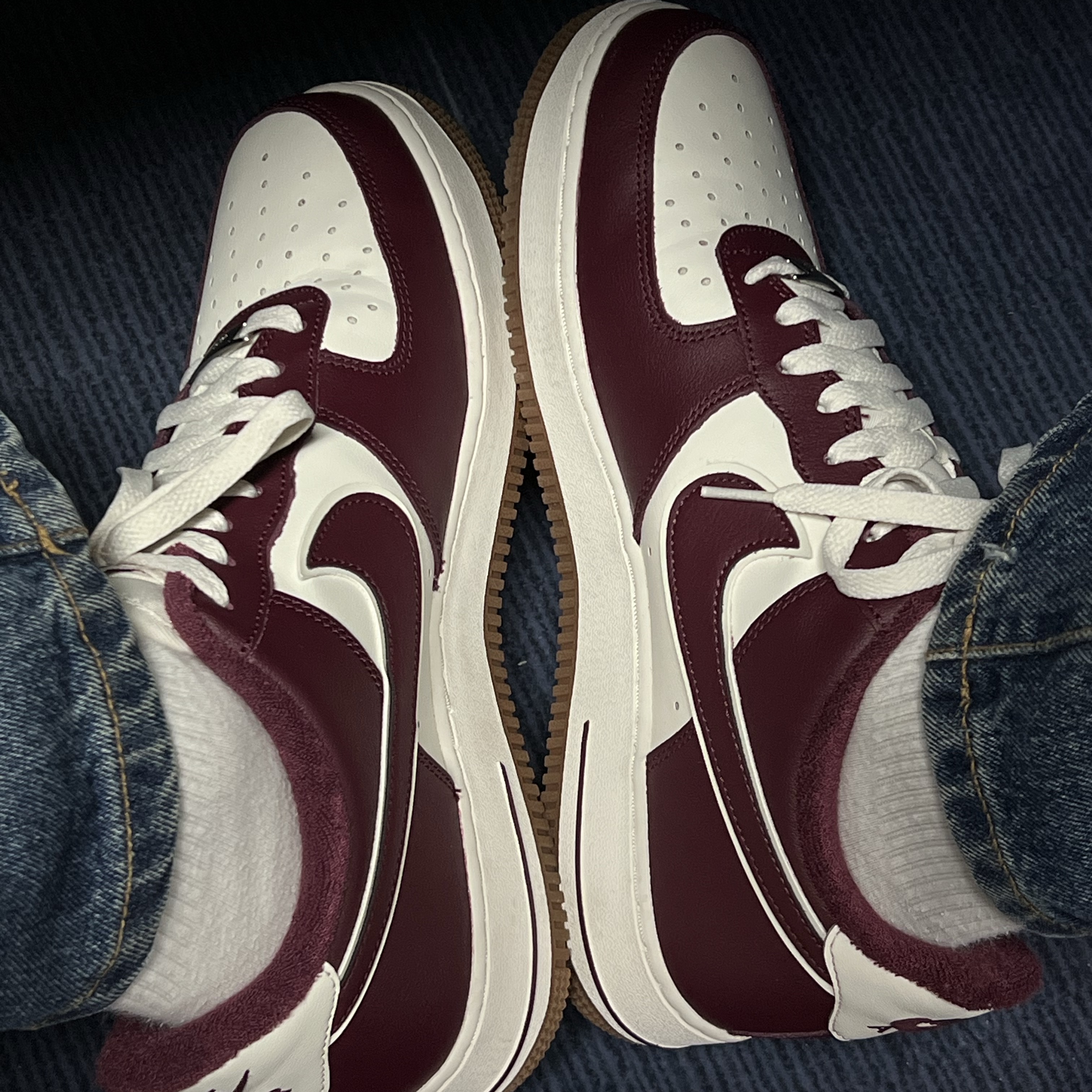 Nike Air Force 1 '07 LV8 Night Maroon 착용 스타일