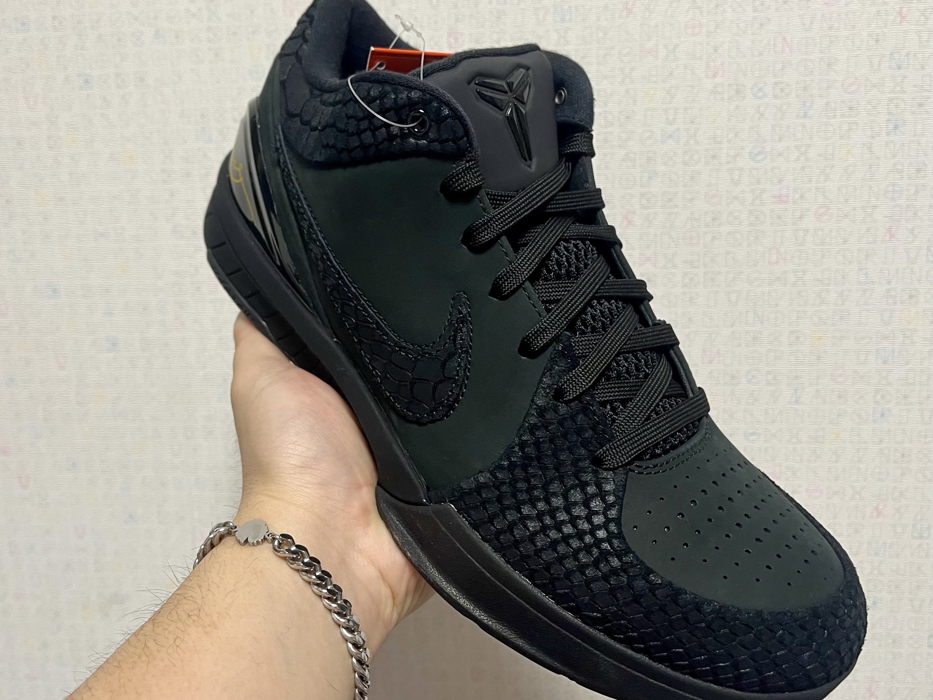 Nike Kobe 4 Protro Black University Gold 착용 스타일 - 3