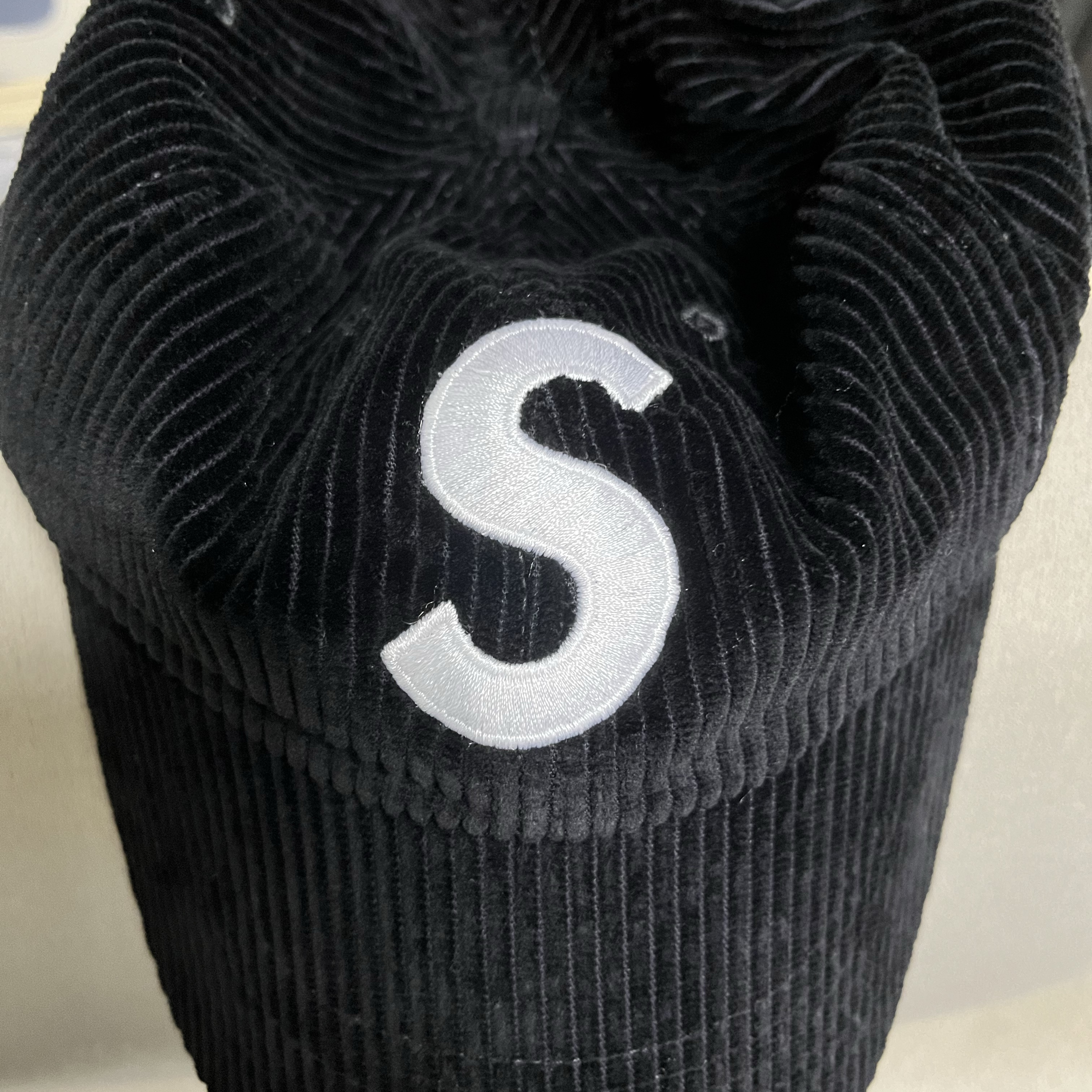 Supreme Corduroy S Logo 6-Panel Black - 23FW 착용 스타일