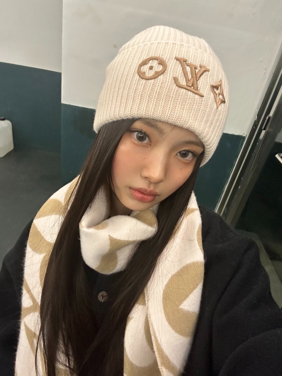 (W) Louis Vuitton Headline Beanie Beige Rose, (W) Louis Vuitton LV Medallion Muffler S00 Beige Rose 착용 스타일 - 2