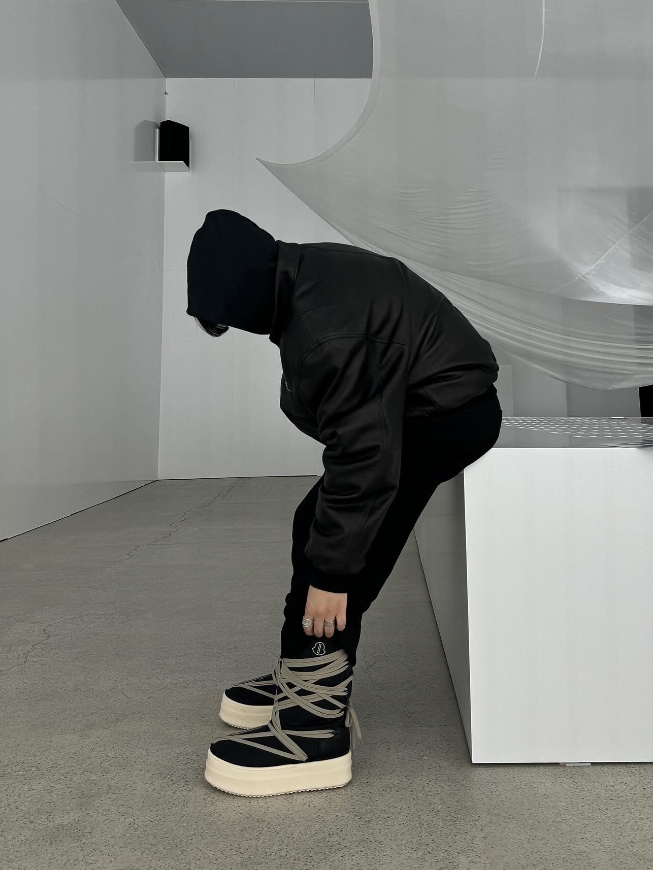 Moncler x Rick Owens Bigrocks Boots Black - 23FW, Balenciaga Sporty B Taxi Blouson Black 착용 스타일 - 2