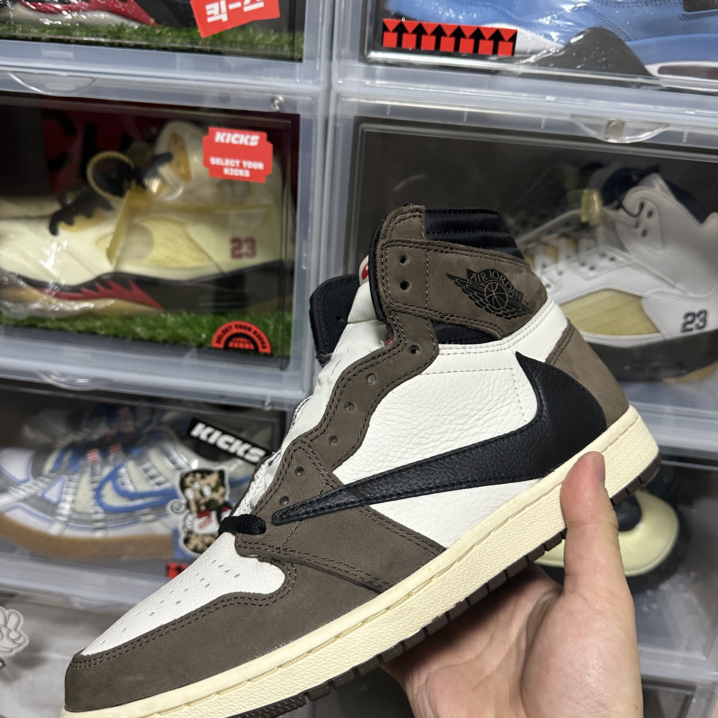 Jordan 1 x Travis Scott Retro High OG SP Mocha, (W) Jordan 5 x A Ma Maniere Retro Dawn 착용 스타일