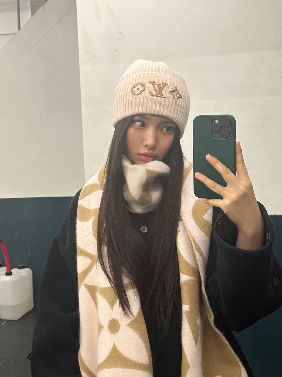 (W) Louis Vuitton Headline Beanie Beige Rose, (W) Louis Vuitton LV Medallion Muffler S00 Beige Rose 착용 스타일 - 3