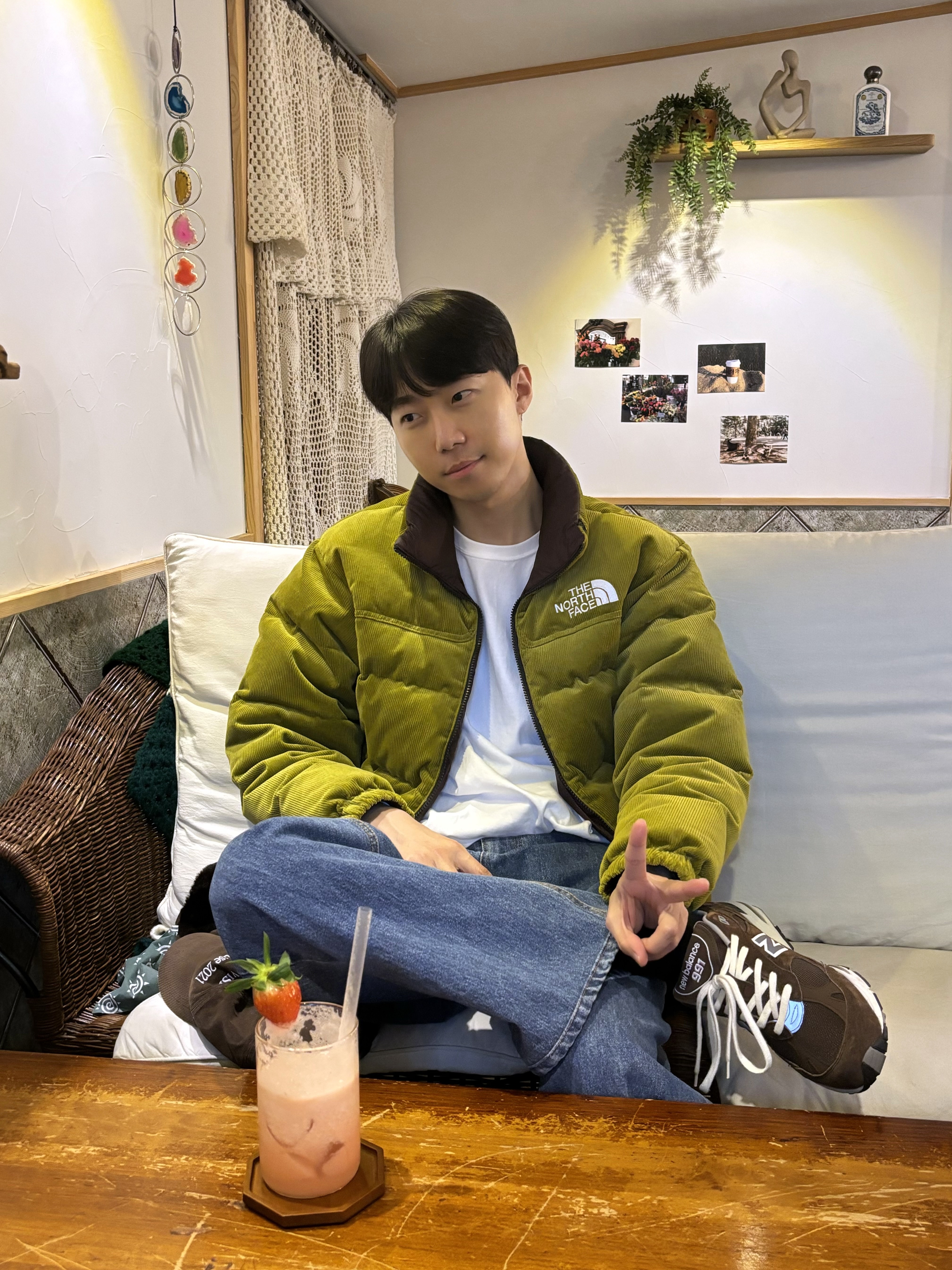 The North Face 92 Reversible Jacket Sulphur Moss Coal Brown, New Balance 991 Made in UK Mocha Brown 착용 스타일 - 4