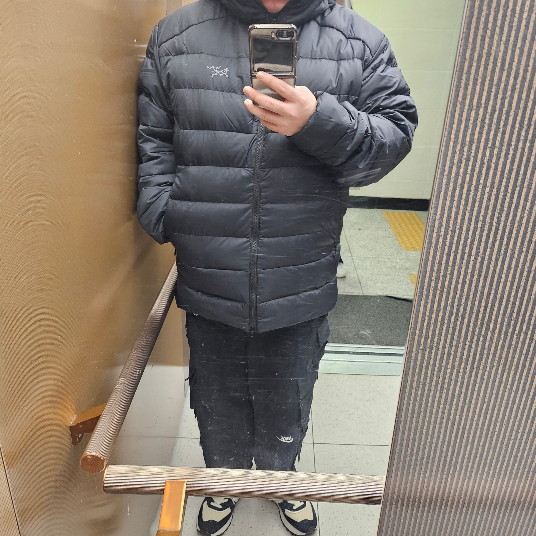 아크테릭스 토륨 후디 블랙, 뉴발란스 574 레거시 블랙 앙고라 착용 스타일