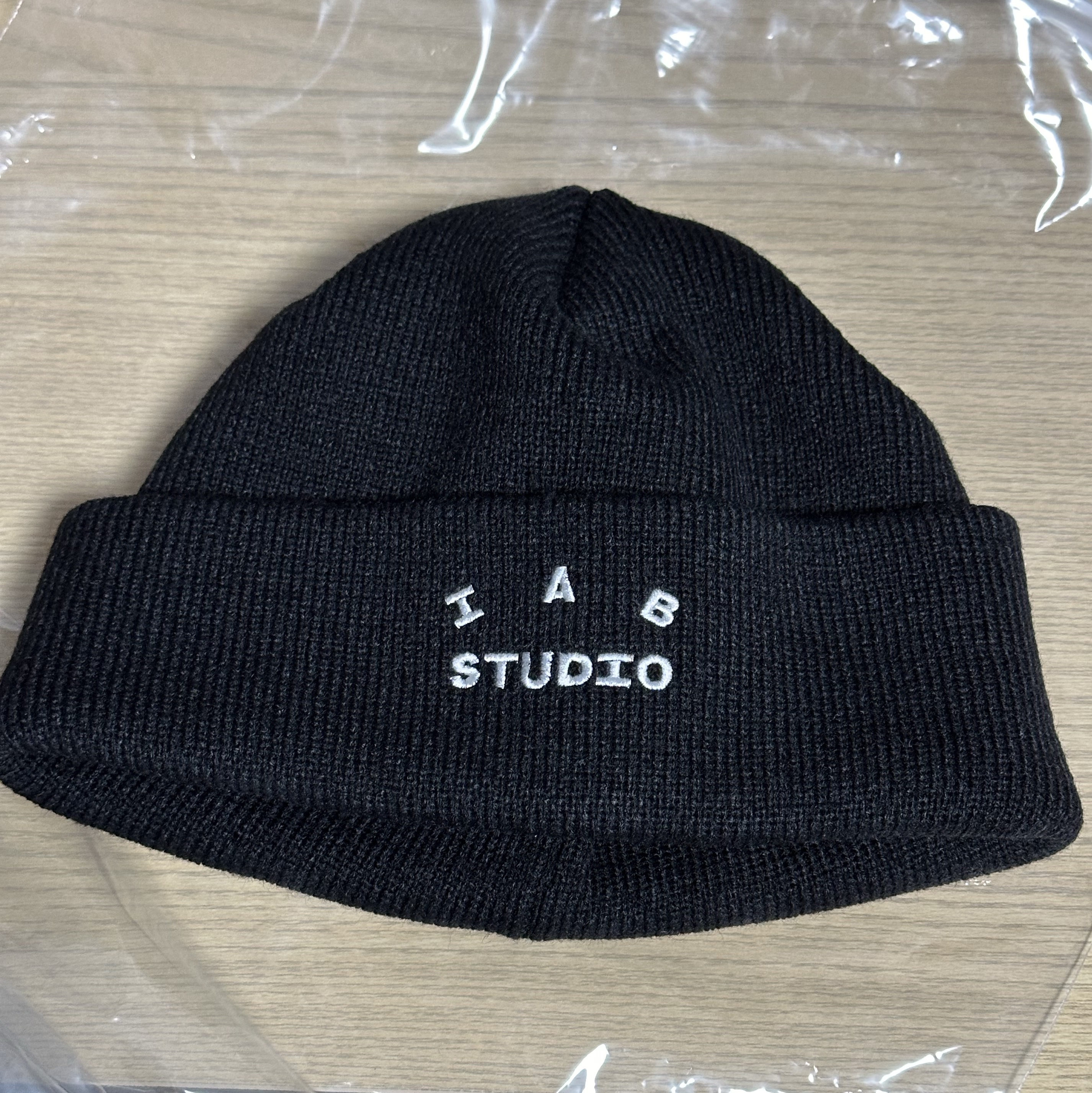 IAB Studio Beanie Black White 착용 스타일