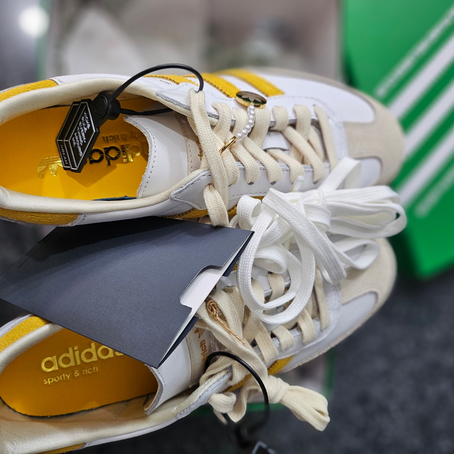 Adidas x Sporty & Rich Samba OG Cloud White Bold Gold 착용 스타일 - 1