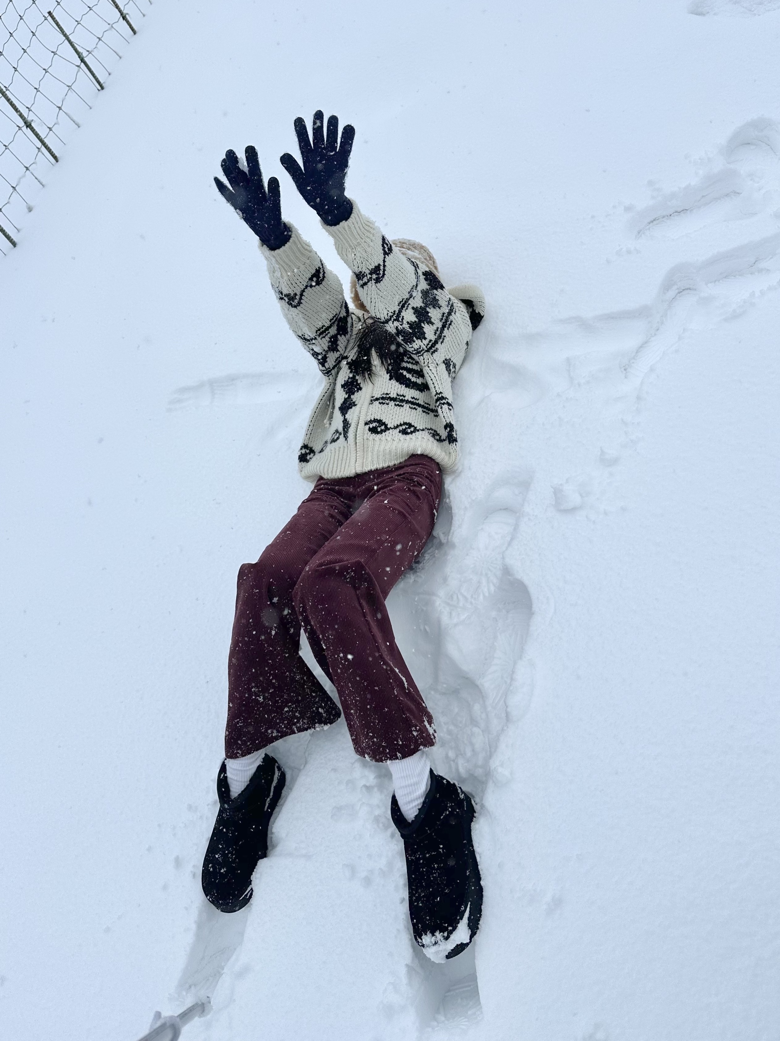 STU Women Corduroy Flared Pants Burgundy, (W) UGG Classic Ultra Mini Platform Boots Black 착용 스타일 - 5