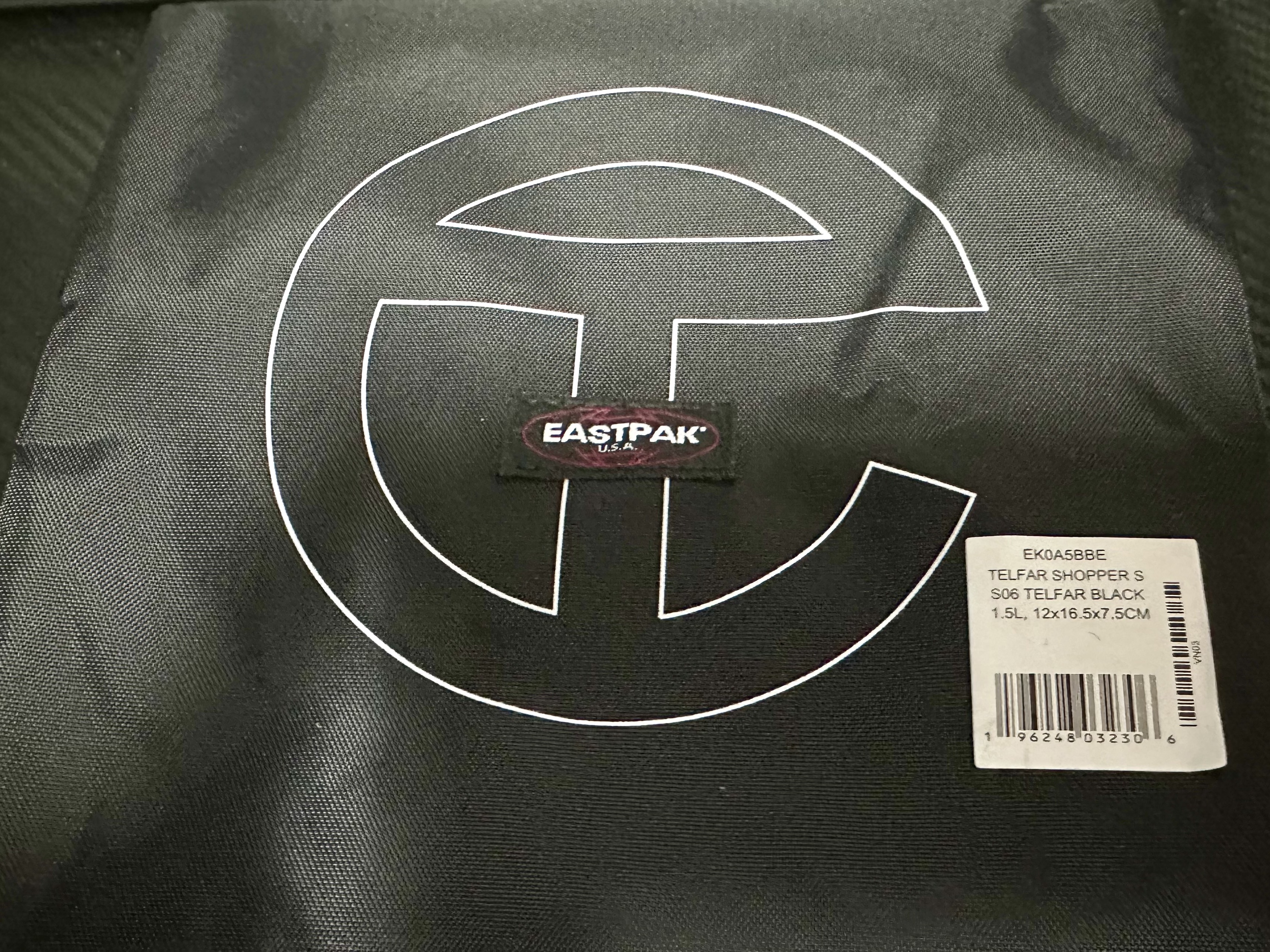 Telfar x Eastpak Small Shopper Black 착용 스타일 - 2