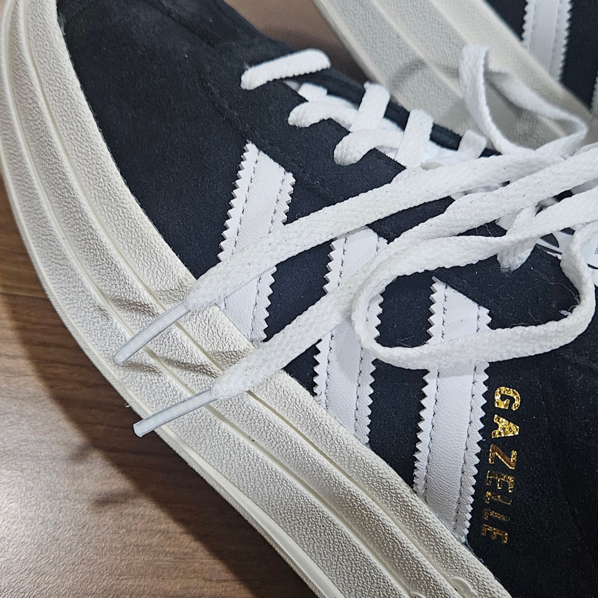 (W) Adidas Gazelle Bold Core Black Cloud White 착용 스타일