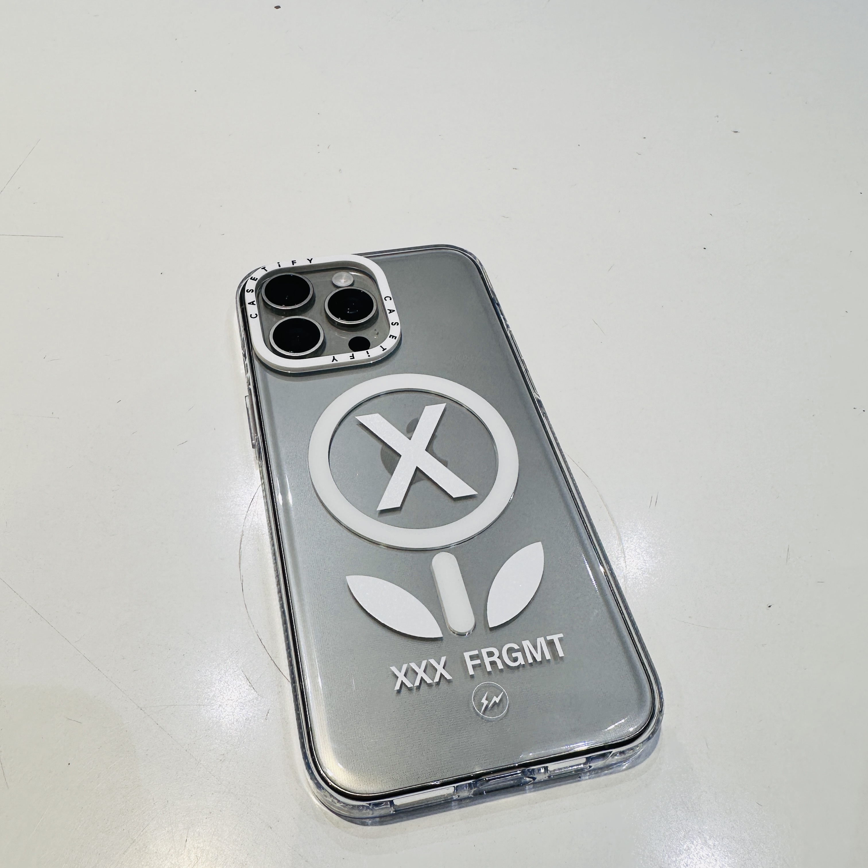 Casetify x Fragment x God Selection XXX Flower White iphone Magsafe Case Clear White Camera Ring 착용 스타일 - 1