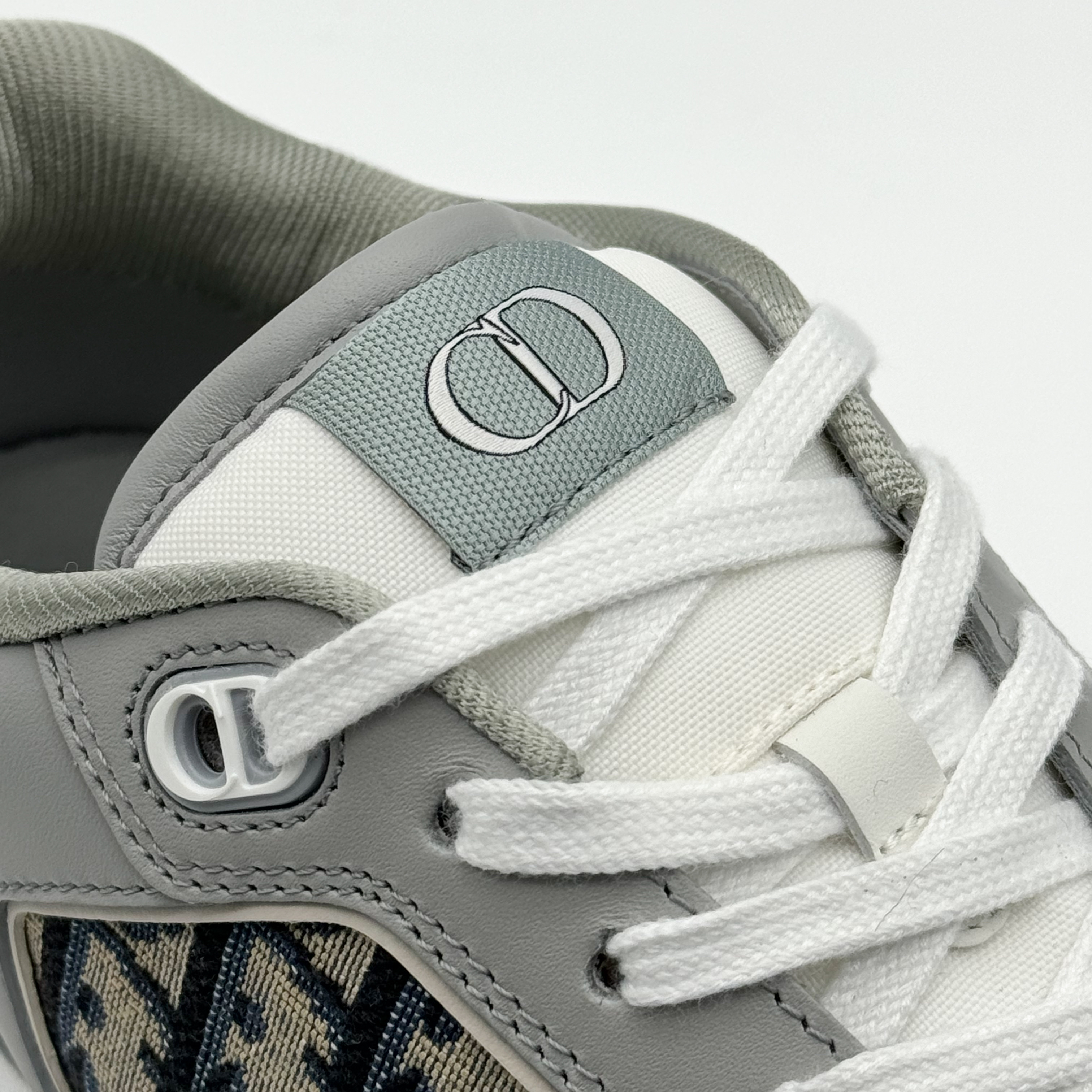 Dior B27 Low-Top Sneakers Gray 착용 스타일 - 4