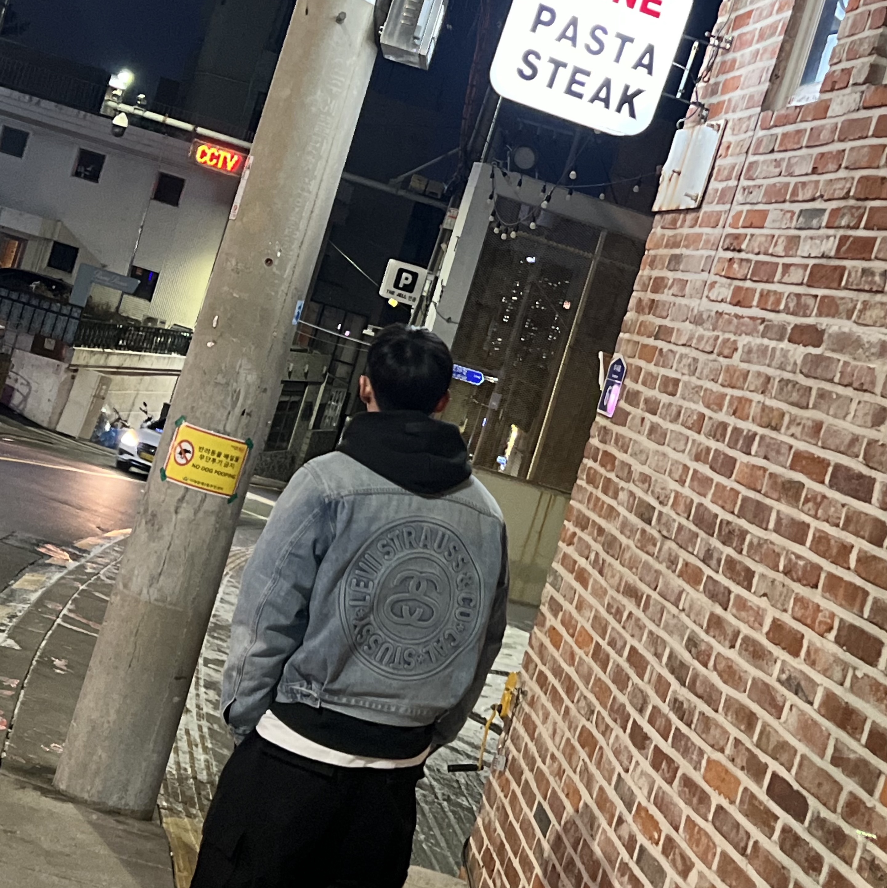 Stussy x Levi's Embossed Trucker Jacket Indigo, Stussy Ripstop Surplus Cargo Pants Black 착용 스타일 - 2