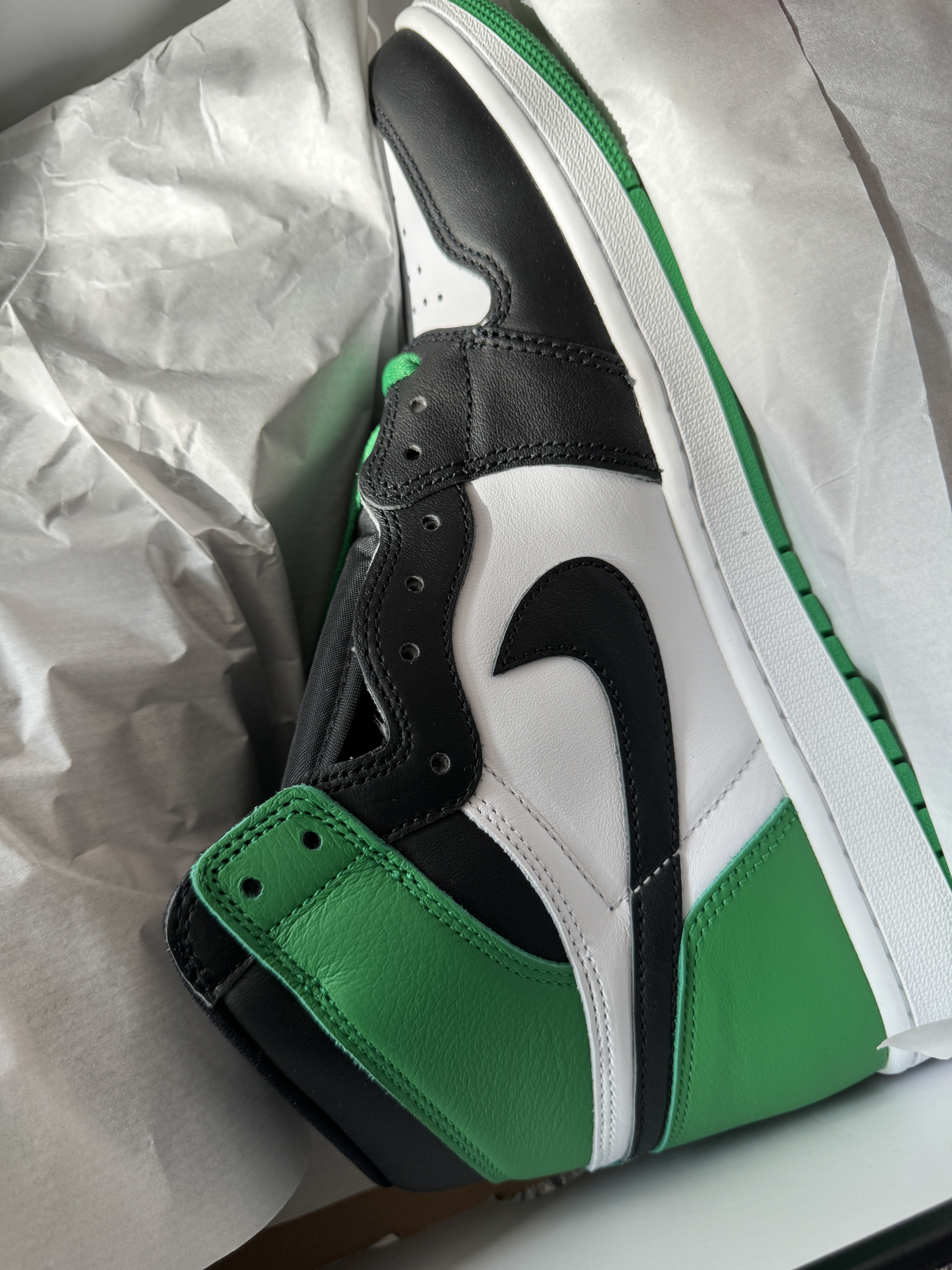 Jordan 1 Retro High OG Black and Lucky Green 착용 스타일