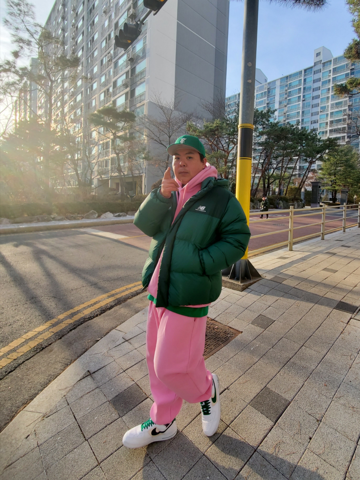 Essentials x New Era Sized Cap Kelly Green, Nike Air Force 1 '07 LV8 EMB White Malachite 착용 스타일 - 3