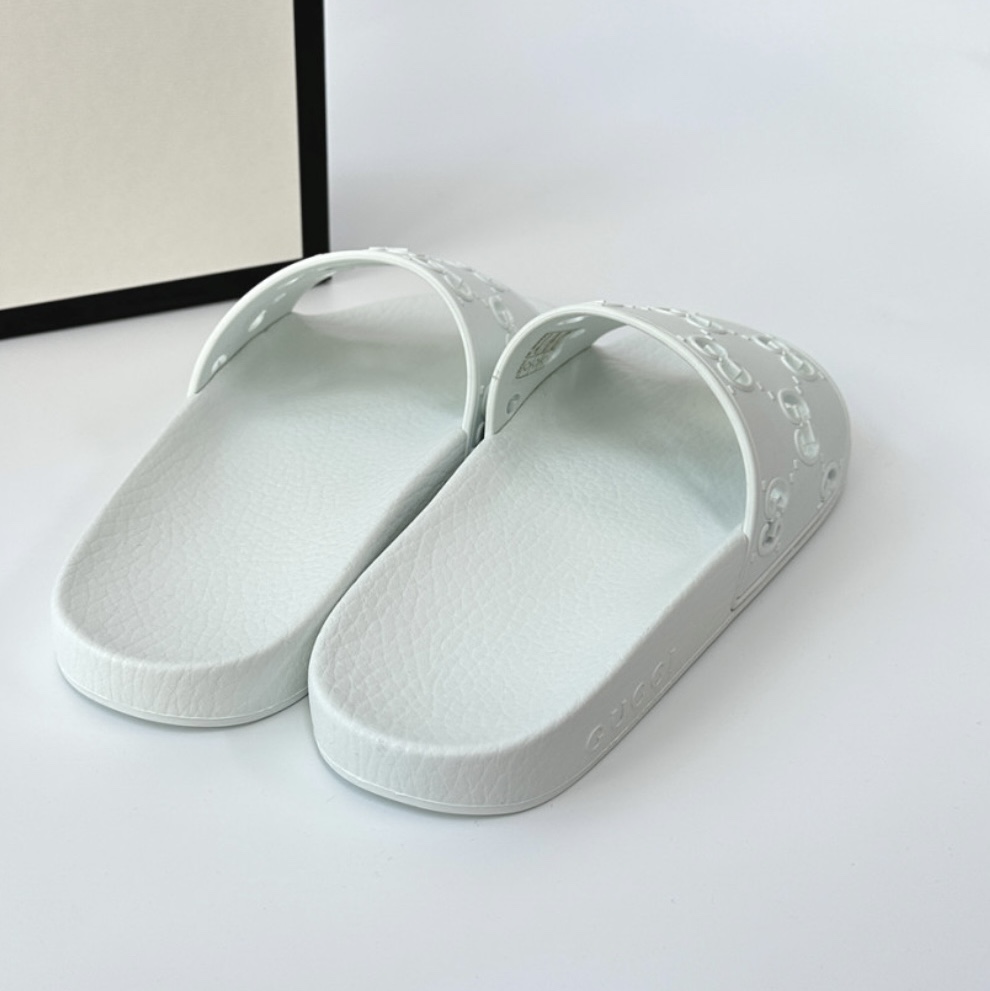 (W) Gucci GG Rubber Slide Sandal White 착용 스타일 - 4