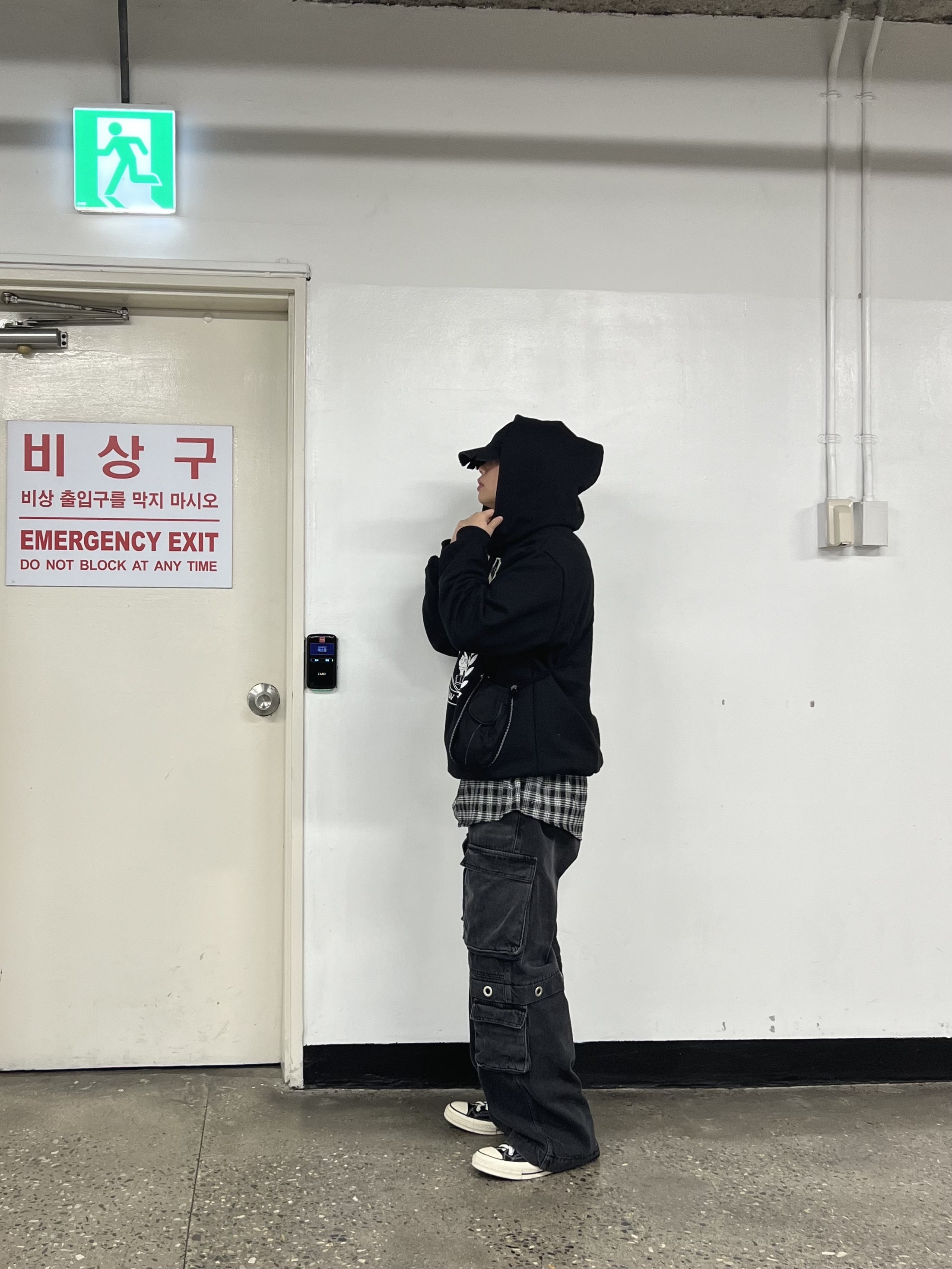 MJD Eyelet Cargo Denim Pants Black, Converse Chuck 70 Hi Black 착용 스타일 - 2