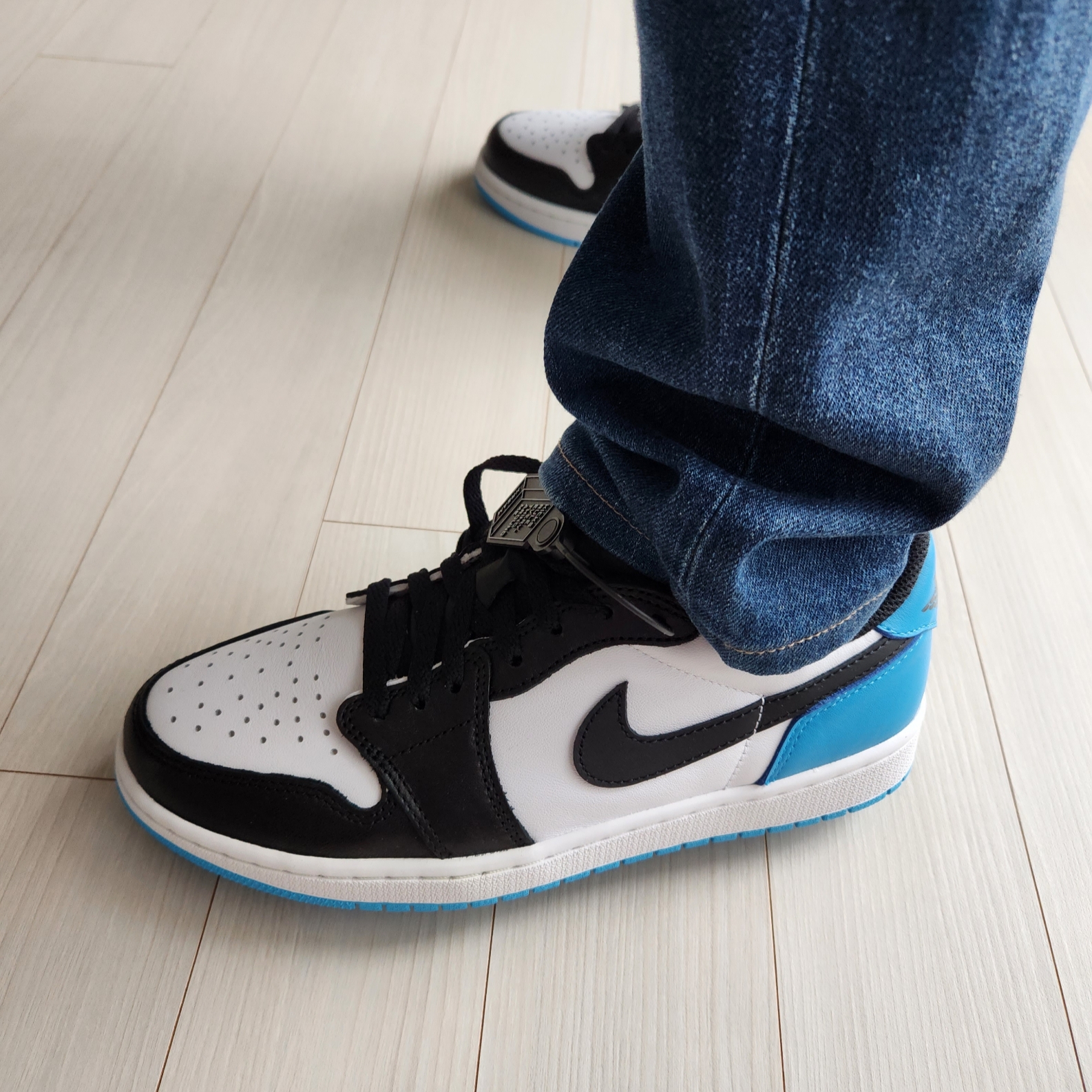 Jordan 1 Retro Low OG Black and Dark Powder Blue 착용 스타일