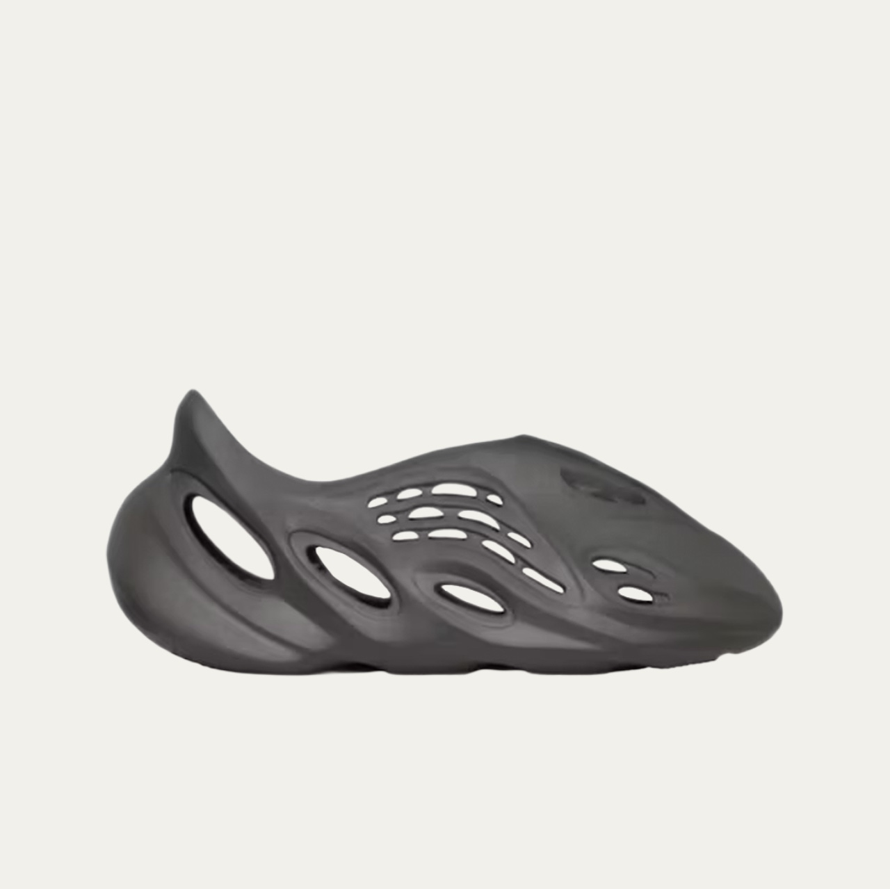 Adidas Yeezy Foam RNNR Carbon 착용 스타일