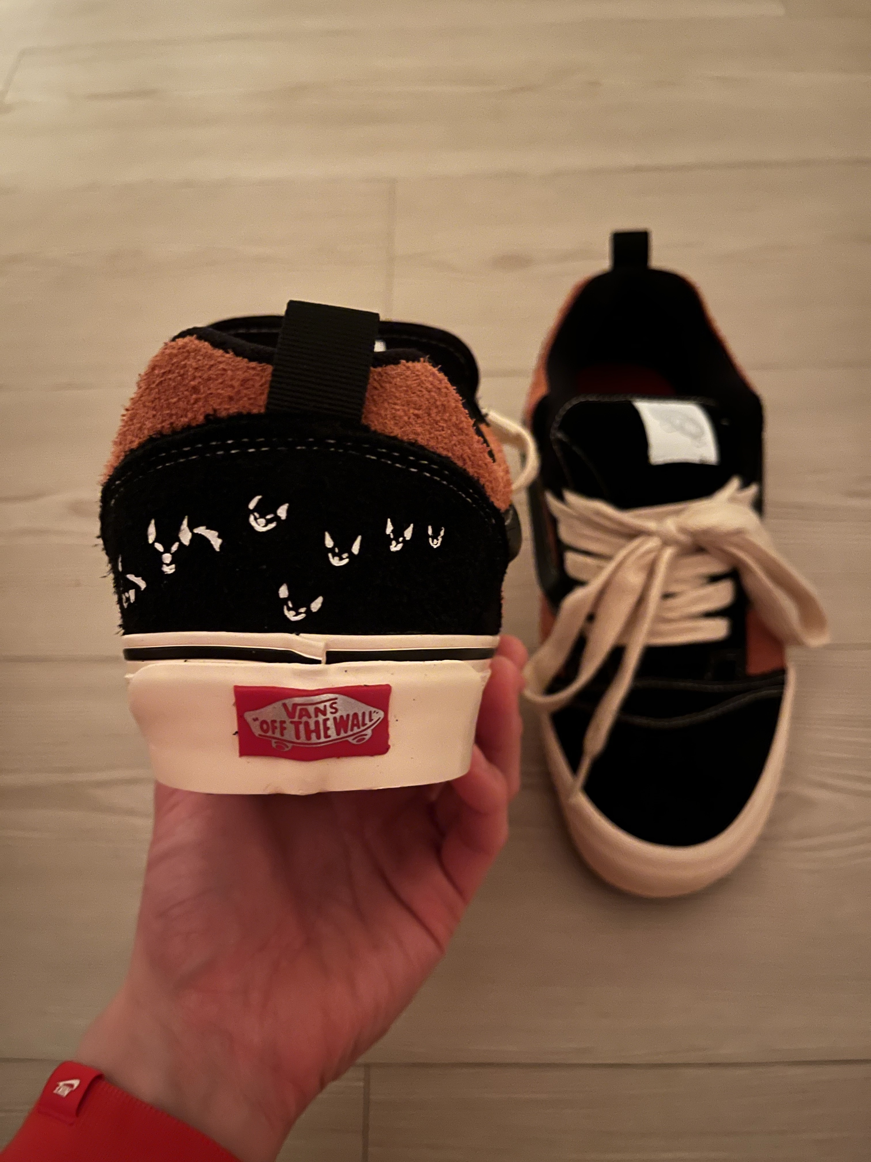 Vans x Disney 100th Anniversary Knu Skool Black 착용 스타일 - 2