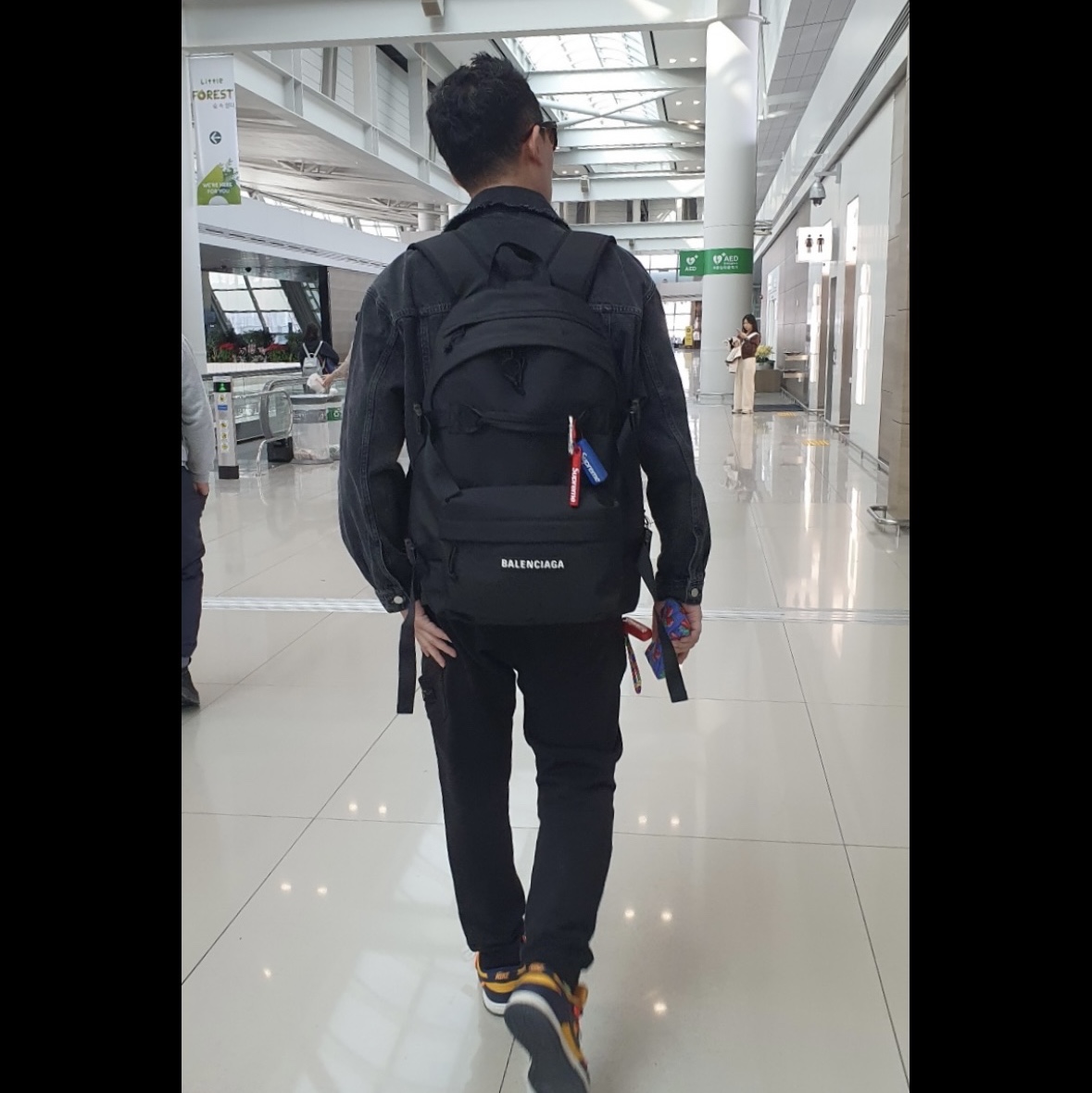 Supreme x James Brand Cache Red - 23FW, Supreme Floating Keychain Faded Blue - 23FW 착용 스타일