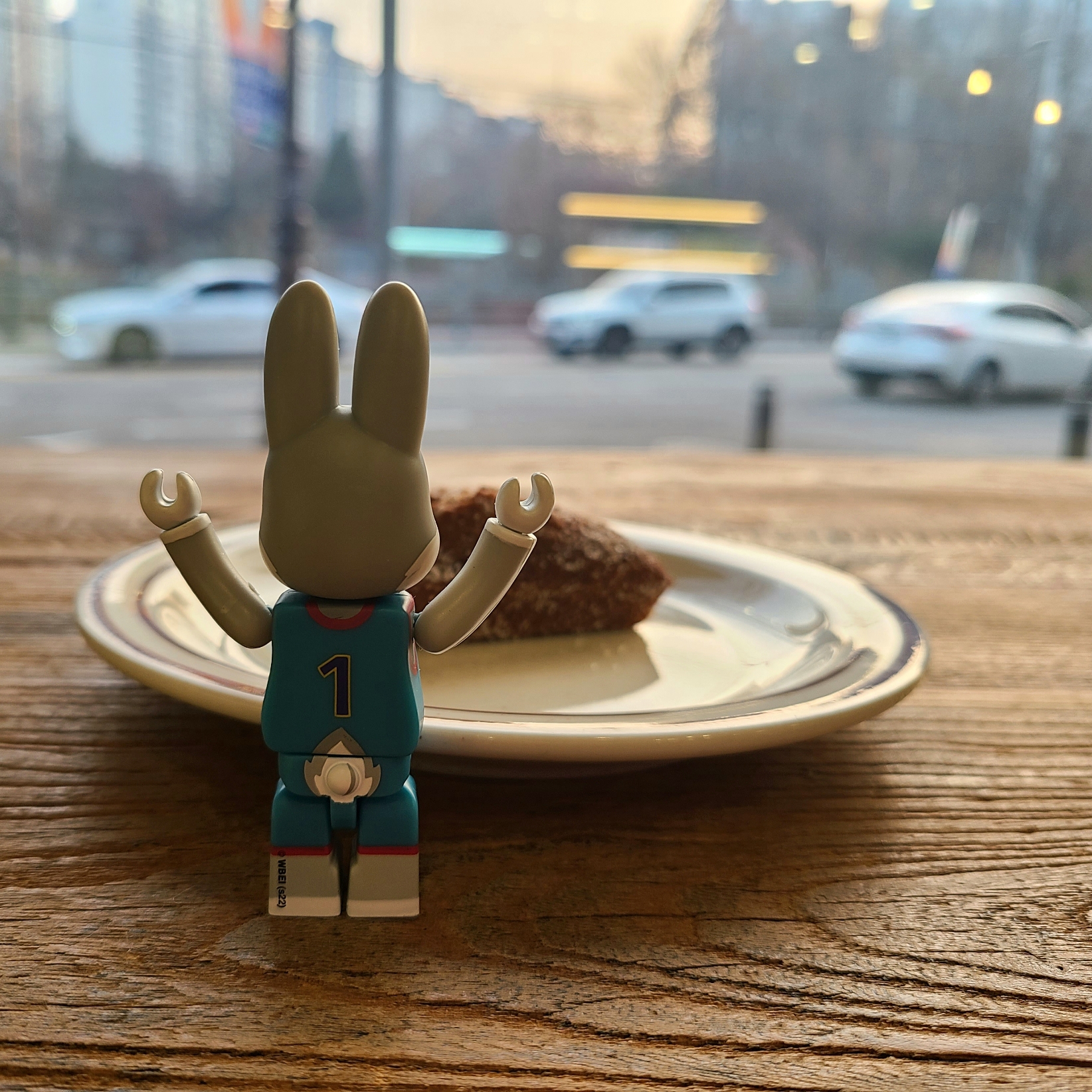 Bearbrick x Space Jam Rabbrick Bugs Bunny 100% & 400% Set 착용 스타일 - 1