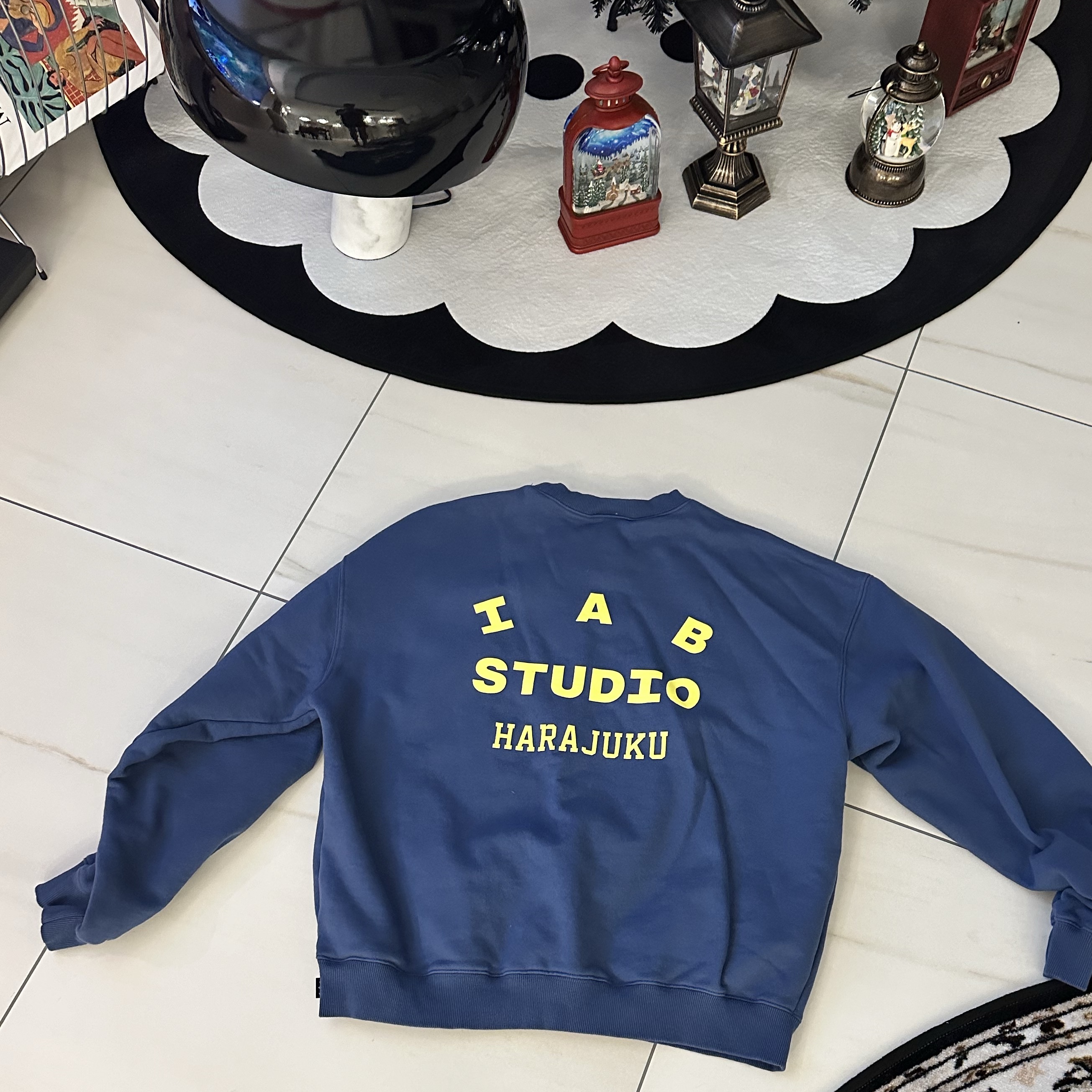 IAB Studio Harajuku Sweatshirt Navy - Harajuku Exclusive 착용 스타일