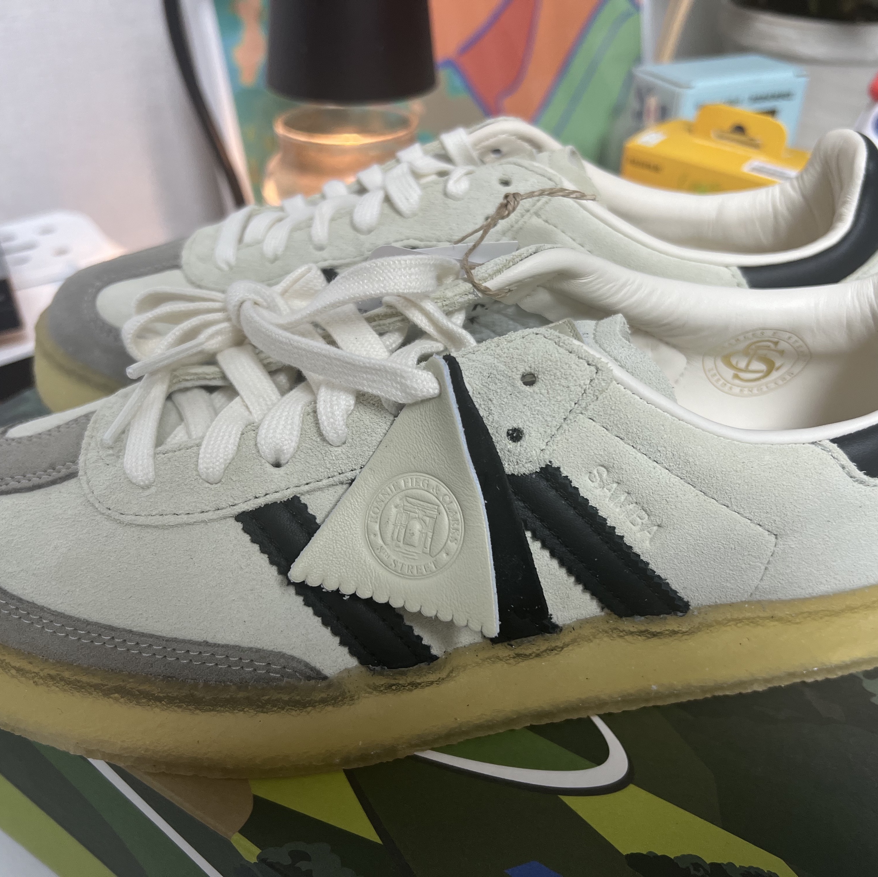 Adidas x Clarks x Ronnie Fieg 8th Street Samba Chalk White Core Black 착용 스타일 - 1