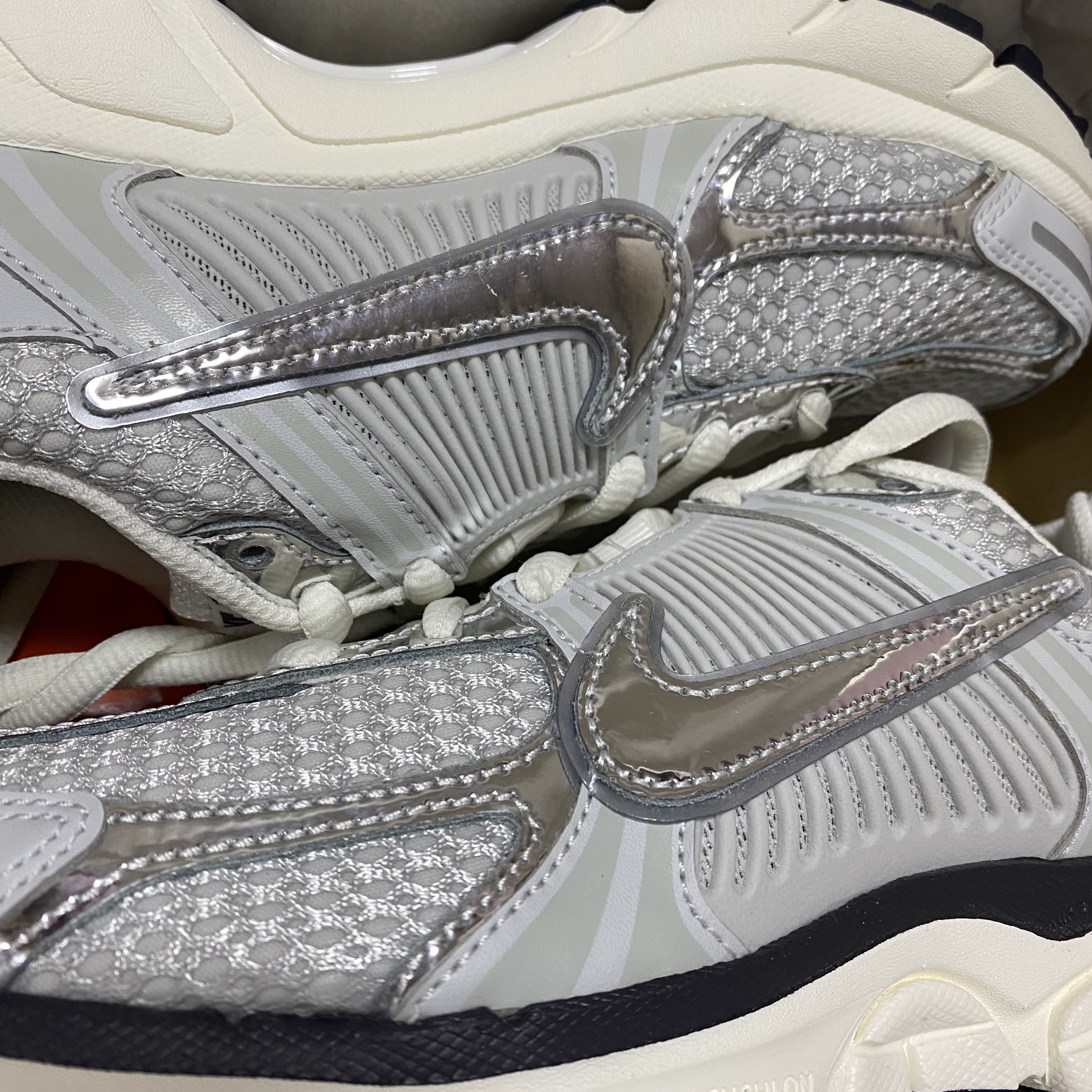 (W) Nike Zoom Vomero 5 Photon Dust and Metallic Silver 착용 스타일